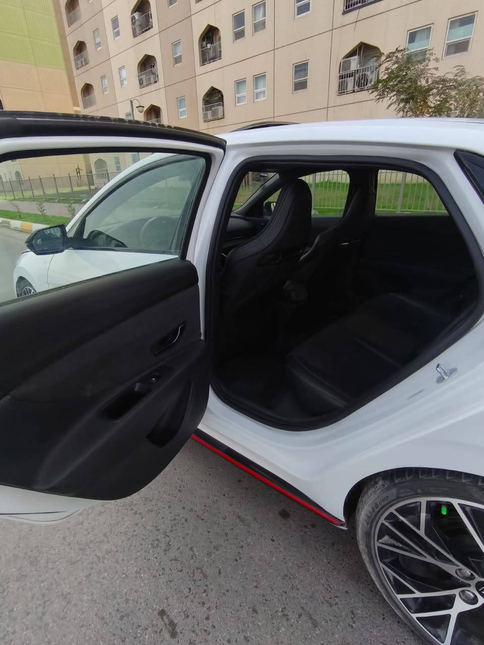 السلام عليكم
النترا N مديل 2022 فوللل مواصفات اعلة فئة رقم بغداد دولي بسمي حادثه جاملغ خلفي وجنطة بدون دواخل وبيه طخة نص البنيد فقط السيارة جديدة كير محرك تبريد ثلج صدر جديد تخم تاير جديد ماشية 24 
شعندك مراوس نزل 
المواصفات 

بصمة 

فتحة 

دخول ذكي بدون مفتاح 

اشاير مري 

رادار جانبي 

رادار امامي 

توقف ذاتي 

تبريد بيانو 

شاشة دجتل متصلة 

تحكم مقود جهتين 

لد امامي خلفي 

لايت زنون عالي ناصي 

محرك 2000 توربو 293 حصان 💪

سرعة 300 💀

كير DCT دبل كلج 

شفتات مقود 

تحديد مسار 

ثلاث وضعيات قيادة SPORT ECO NORMAL 

ويل كروم مختم N 

دواخل مختمة N 

كشنات كنتارة مختمة N 

تشغيل عن بعد 

السيارة جاهزة من كل النواحي السعر 152 وبيه مجال بسيط مكاني بغداد الدوره شارع ٦٠  الهاتف *********** شباب لميعرف سعره ليعلق
