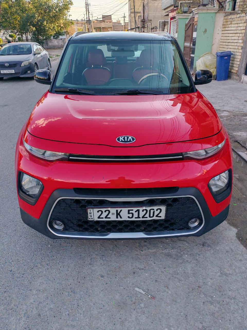 عندي كيا صول خليجي 2020  بلاص
رقم اربيل الجديد
لونين احمر وقماره اسود(تو كلر) خليجي
 ماشيه 59 الف كيلو
 محرك 2000 دوش المرغوب  
كير اي تي المرغوب 
شاشه كبيرة
حساسات امامية وخلفية
بيها منظمة زينون بلادية ب400 دولار
 وكامره اصليه
3 انظمة قيادة 
تحكم ستيرن جهتين
بمصمه ابواب وبصمة تشغيل.
تشغيل عن بعد
ويل كب كروم
بكلايت لد
سبير السياره مانازل وتخم تاير جديد بيها 
 داخل جلد لونين احمر واسود
 سياره  كلش جديد ونضيفه  السياره مكفوله من الصبغ والتبديل فقط بيها رصعه بل جنطه
 السياره رقم وسنوية وهزة جدد 
 يعني تحويل مباشر.
 مكاني بغداد حي الاعلام 
رايدهاب 154 وبيها مجال بسيط 
ورجاءا  لاتقارنها بالامريكي هاي خليجي. 
***********
