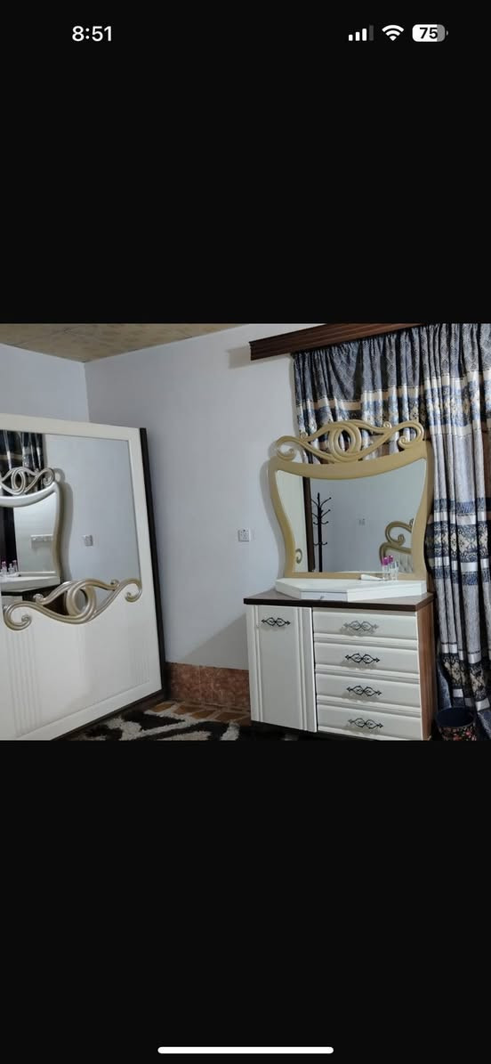 عندي بيت ايجار في منطقه بينج حساروك قريبه عل صفحه مجدي مول او خلف مجدي مول تقريبا بيت مساحته 125 م موتته كامله ايجار بيت 500$ اتواصل عل واتساب 
***********
