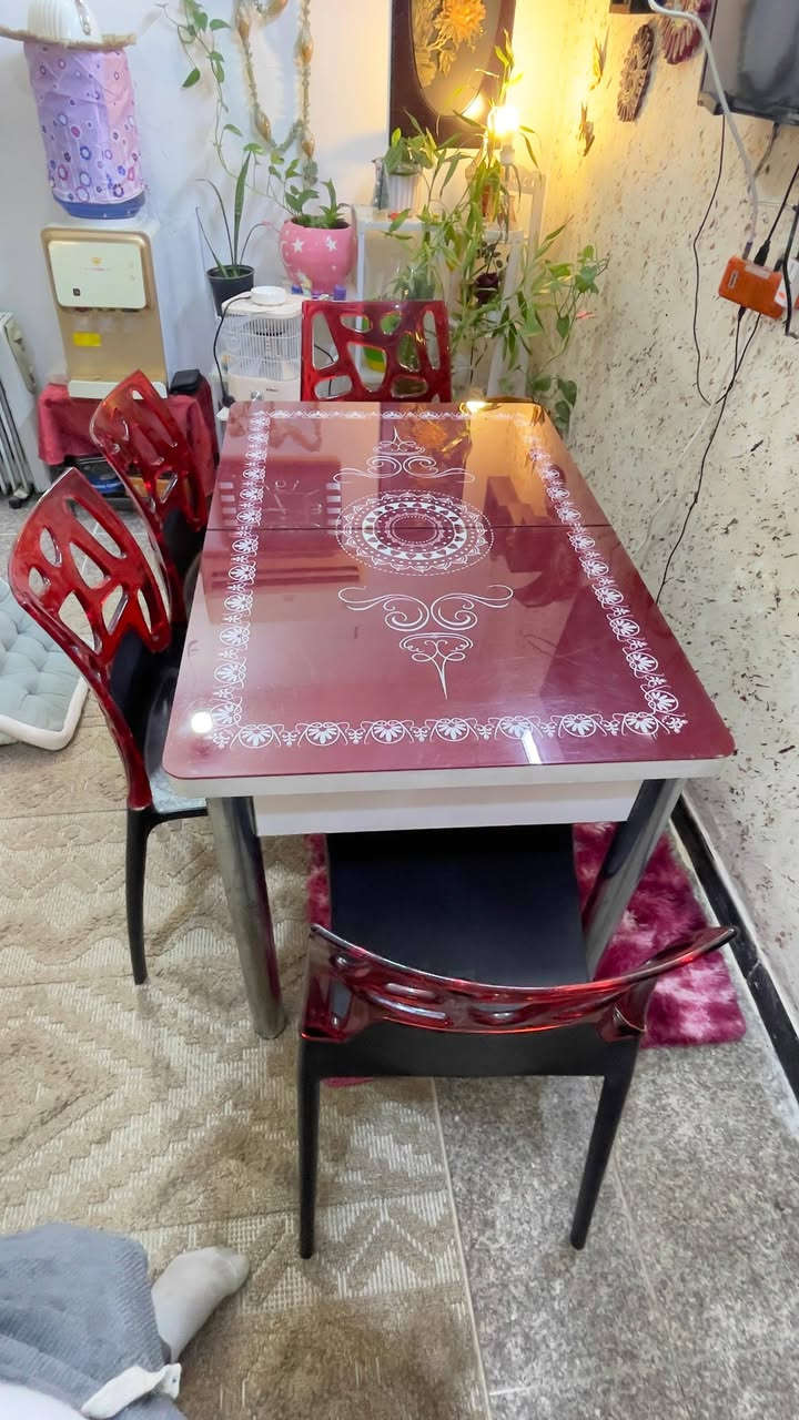 ميز طعام مع اربع كراسي
سعر: 125.000 الف 
للاتصال: *********** متوفر واتس اب
(***********) متوفر واتس اب فقط
