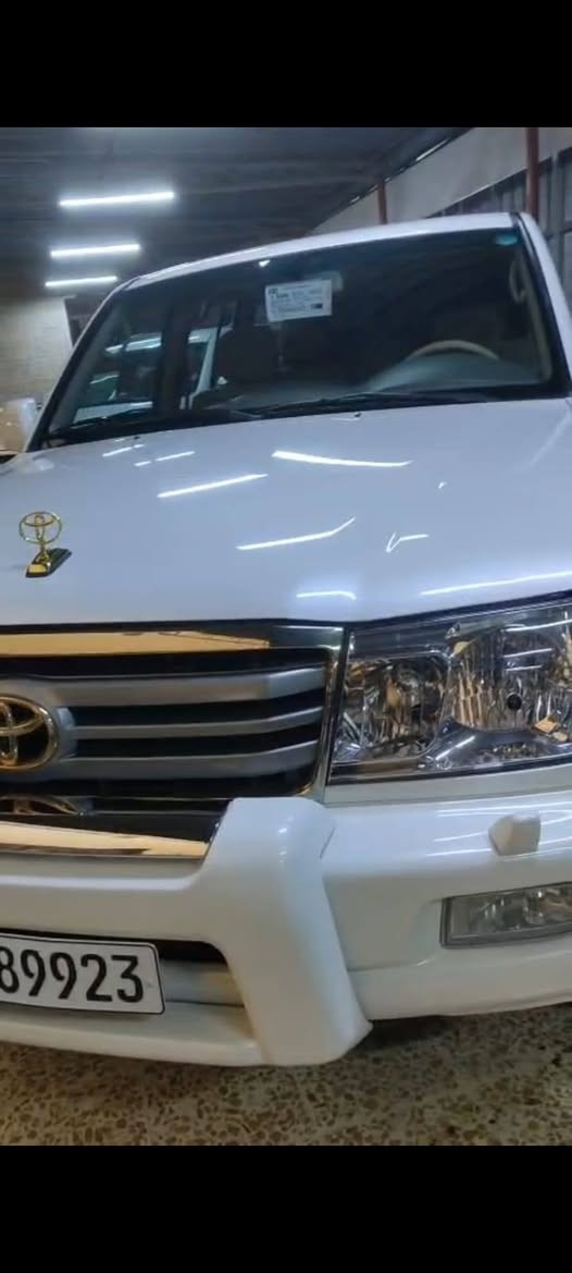 لاندكروز موديل 2006  كلش نظيفة بيهه قطعتين صبغ  باقي السيارة مكفول السنوية ب اسمي السيارة 6 سلندر  بيهه تظليل 80 بل مية من المرور وكامله مكانهه بغداد   السيارة جديدة جدآ السنوية جديد هزه جديدة وكل نواقص مابيهه   الرقم ***********
