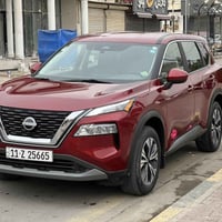 نيسان روج 2023 SV ماشيه 31 الف ميل حادثها باب فقط  —— رقم بغداد بأسمي ...