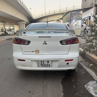 لانسر قرش ٢٠١٦  سيارة حلوى سونارها موجود وياها بس الدوسة صبغ بيها مثل ...