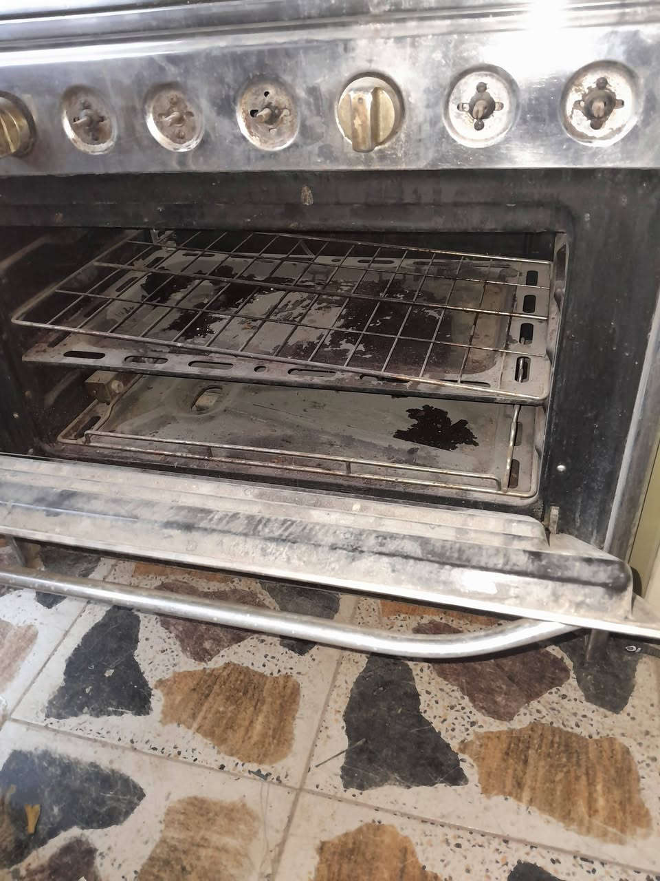 طباخ للبيع ب ٧٥ ناصريه مركز  ***********
