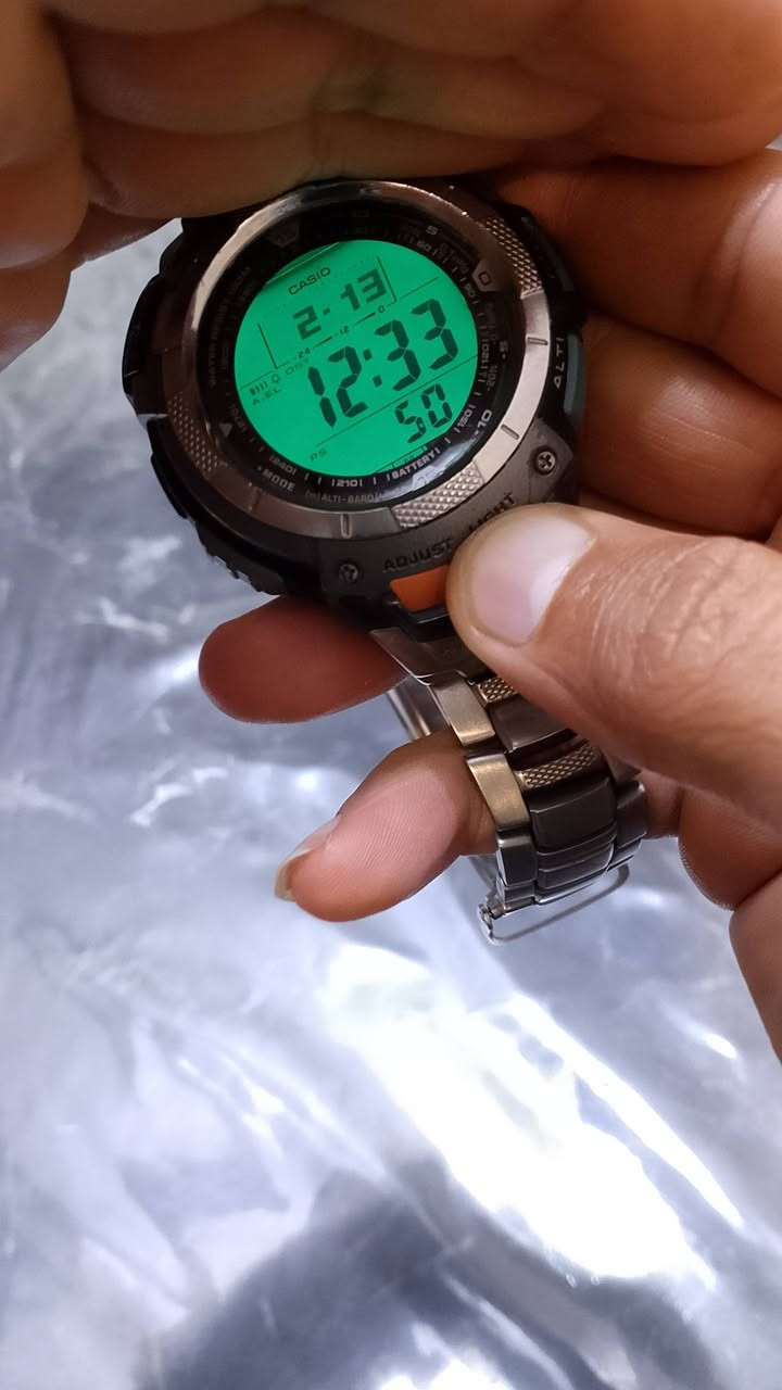 كاسيو بروتريك PRW-1000J 
تيتانيوم 
اهم المواصفات والمميزات 
مصدر الطاقة: تعمل بتقنية Tough Solar (الطاقة الشمسية). 
مقاومة الماء: مقاومة للماء حتى عمق 100 متر (10 بار). 
المستشعر الثلاثي: مزودة بمستشعر ثلاثي للقياسات الأساسية: 
البوصلة الرقمية: لقياس الاتجاه. 
مقياس الارتفاع/الضغط الجوي: لقياس الارتفاع والضغط الجوي وعرض الرسوم البيانية للاتجاه. 
مقياس الحرارة: لقياس درجة الحرارة. 
ضبط الوقت: بعض الطرازات تدعم التحكم اللاسلكي (Multi-Band 6) لضبط الوقت تلقائيًا. 
مقاومة درجات الحرارة المنخفضة: تتحمل درجات حرارة منخفضة تصل إلى -10 درجات مئوية. 
المواد: الهيكل والحزام مصنوعان غالبًا من الراتينج أو الراتينج الحيوي، مع زجاج معدني أو ياقوتي في بعض الطرازات. 
ميزات إضافية: تشمل وظائف مثل التوقيت العالمي، وساعة توقيت، ومؤقت للعد التنازلي، ومنبهات يومية.


**إذا كنت صاحب هذا الإعلان وتريد حذفه لأي سبب، رجاءا أرسل رسالة إلى الدعم الفني**