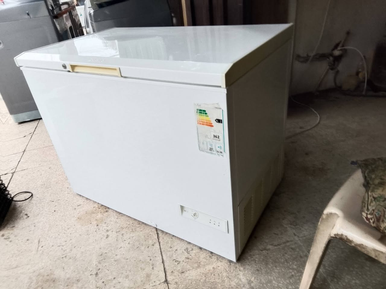 مجمد للبيع الكشر نظيف اخو الجديده
جان بي انسداد وشحنتو غاز 

وهسه شغال 
موجود عندي بالورشة النظافة بالصور شوفوها 
***********
