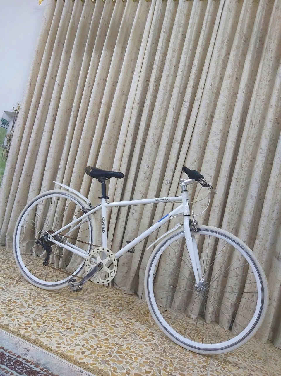 دراجة نوع 700c ماركة SPOOD ياباني وضع رمبة نظافة 95/% اخت الجديد 

السعر 100الف وبي مجال 

((العنوان/بغداد/البلديات)) رقم الهاتف ***********
