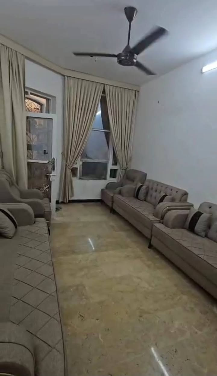 للبيع فقط بيت مساحه ١٠٨ متر وجه ٦ ونزال ١٨ بناء مسلح طابقين طابو صرف يتكون من كراج وخدمات خارجيه ومدخلين صاله ومطبخ وحولي وخدمات وغرفة نوم وترك وطابق ثاني غرفتين نوم وبيتونه وسطح مكانه حي رساله ثالثه قرب أفران العنبكي سعر  مناسب شالله للاستفسار اتصل مكتب دارك للعقار واتساب *********** ***********
