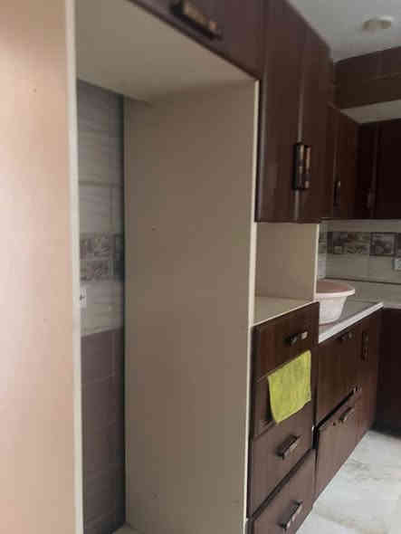 �✨ 
إعــلان تــأجــيــر شــقــة ســكــنــيــة
 ✨🏢

شقة مميزة للإيجار – فقط للعوائل أو بنات موظفات أو طالبات
📐 
المواصفات:

 • المساحة: 150 متر
 • الطابق: الثاني
 • البناء: حديث جداً
 • البناية تحتوي على 3 شقق فقط (شقة واحدة في كل طابق)
 •  بلكون واسع + 3 مناور للتهوية والإضاءة الطبيعية
 • تشطيب عصري ونظيف
مؤثث مطبخ كامل 
📍 
الموقع:

📌 المنصور – قرب مول بابلون
موقع راقٍ جداً وقريب من الخدمات والمطاعم والمراكز التجارية والمواصلات.

💰 
سعر الإيجار:

🔹 850,000 دينار شهرياً
📞 
للاستفسار والحجز:

رقم الهاتف:***********
