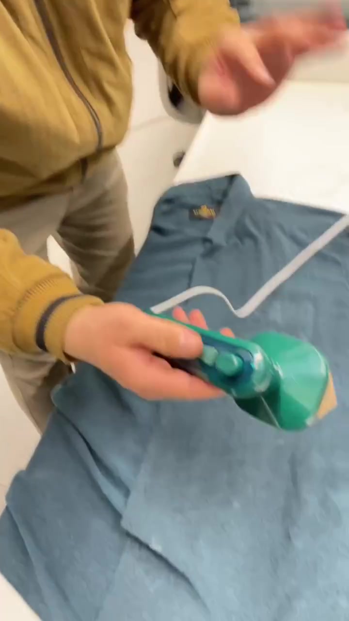 مكواة ملابس صغيرة مع بخاخ ماء – موديل ZF688 👔
حل عملي وسريع للتخلص من تجاعيد الملابس في البيت أو أثناء السفر.

✅ مزودة بخزان ماء مدمج مع بخاخ للترطيب أثناء الكي
✅ تصميم صغير وخفيف سهل الحمل والتنقل
✅ قاعدة معدنية لتوزيع الحرارة بشكل متساوٍ
✅ مؤشر ضوئي لمعرفة حالة التشغيل
✅ نظام مضاد للتقطير (Anti-drip)
✅ مناسبة للملابس اليومية والسفر

📌 المواصفات:
• الموديل: ZF688
• الجهد الكهربائي: 110–220V
• التردد: 50Hz
• القدرة: 30W
• النوع: مكواة جافة مع بخاخ ماء
الحجز مراسلة الصفحة 
💰 السعر: ١٥ الف دينار فقط
🚚 التوصيل: مجاني


**إذا كنت صاحب هذا الإعلان وتريد حذفه لأي سبب، رجاءا أرسل رسالة إلى الدعم الفني**