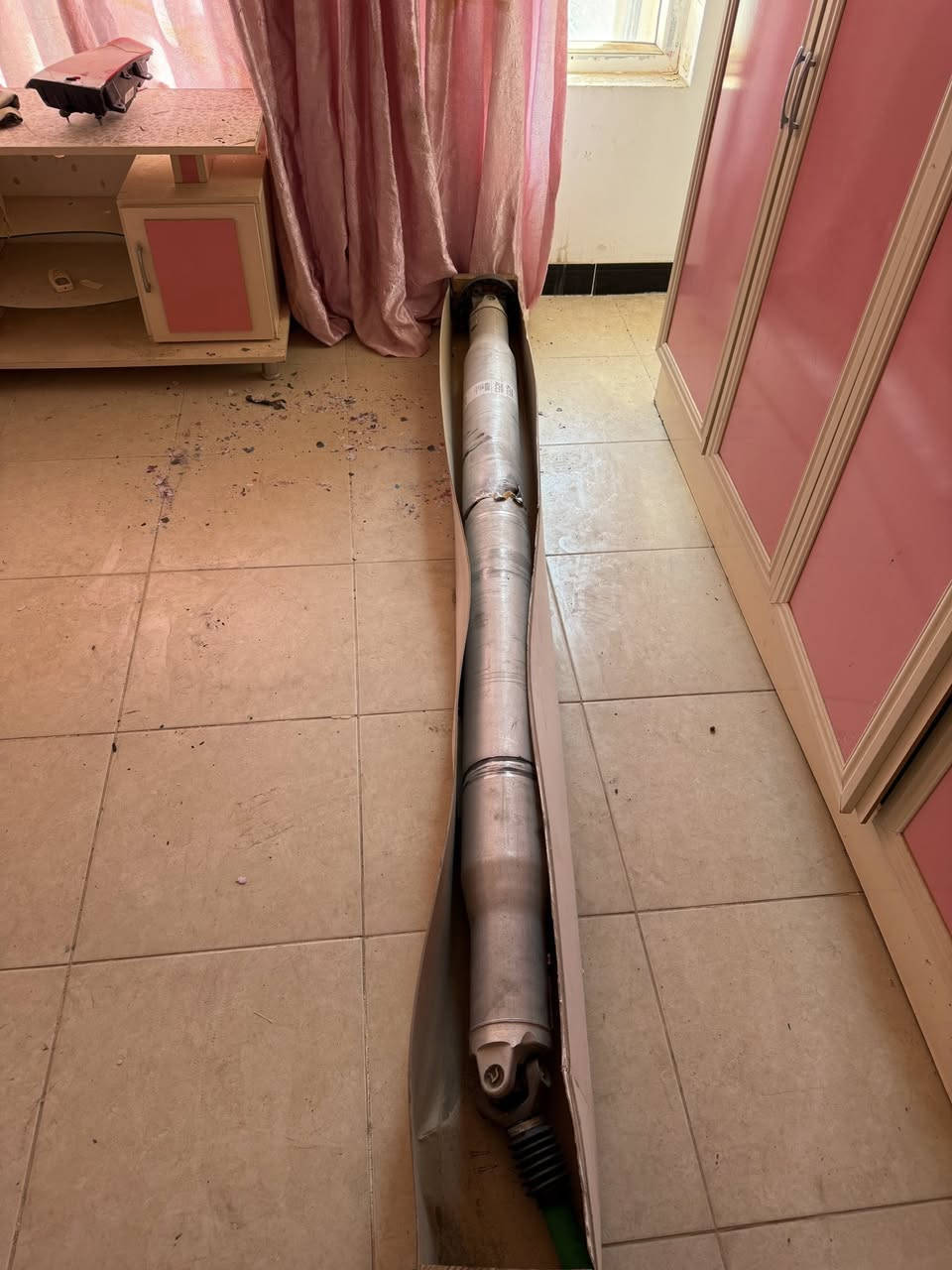 سلام عليكم تنكي بنزين مال شوفرليت سلفرادو موديل 2024 للبيع بي فتحة كلش زغير من جوة كاردن سلفرادو موديل 2024 فافون من نص مكسور الي يفيدة يراسلني واتساب 0770239 2550
