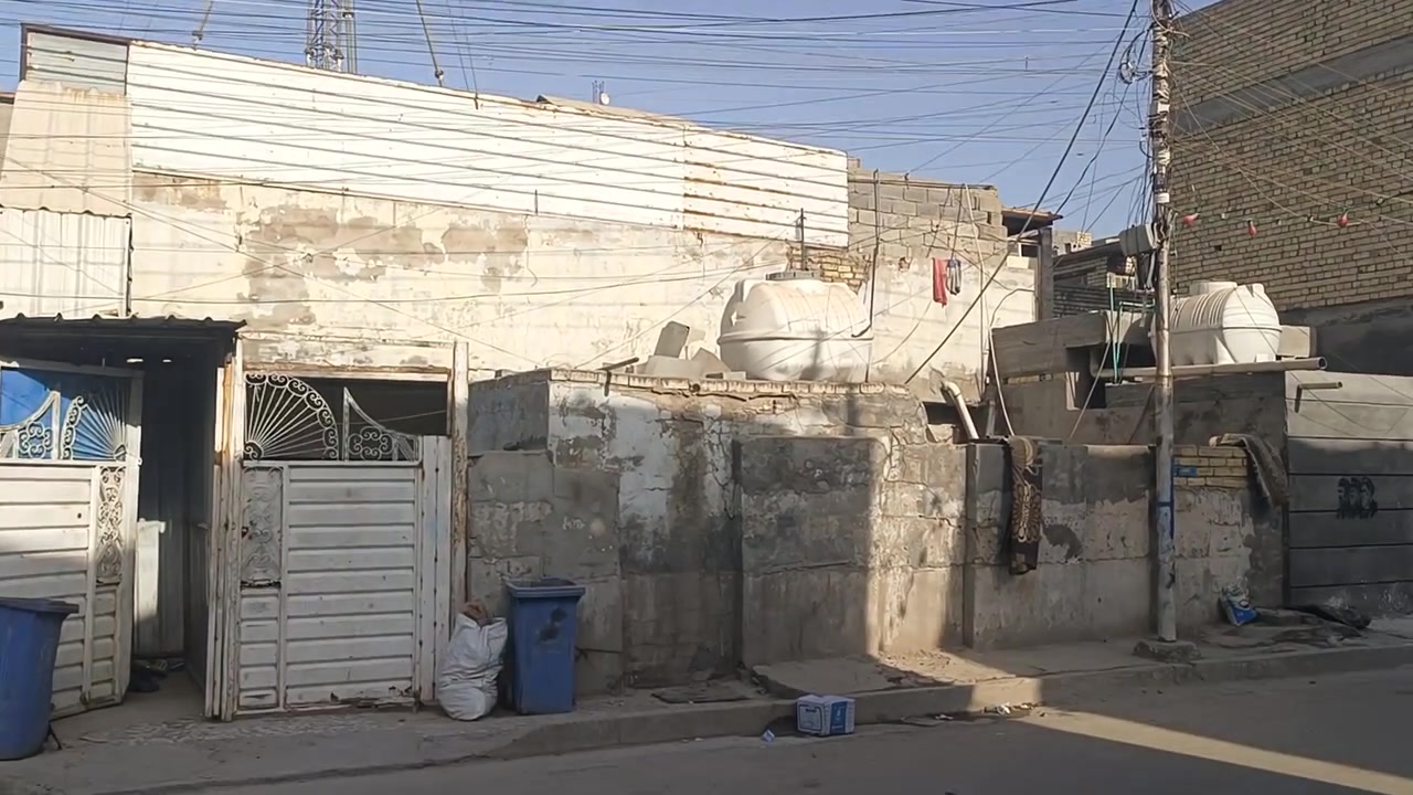 ‏السلام عليكم 
‏🛑بيت للبيع 300 متر 
‏يتكون من طابقين 
‏
‏الطابق  1
‏3 غرف نوم 
‏∆ گراج كبير
‏∆ صحيات
‏∆ مطبخ 
‏∆ استقبال كبير 
‏∆ هول كبير
‏∆ ترك خلفي كبير 
‏=======∞=======
‏الطابق  2 
‏3 غرف نوم 
‏∆ صحيات 
‏∆ گراج كبير 
‏∆ هول 
‏=======∞=======
‏مشتمل بصف البيت 
‏غرف نوم 1 
‏∆هول 
‏∆حمامات 
‏∆گراج 
‏∆مطبخ 
‏=======∞=======
‏🔴 البيت يحتوي على شبكة اتصالات مؤجرة ايجارها السنوي 7400 دولار $
‏مولده حملها تأخذ للشبكه و 20 أمبير خاصة للبيت 
‏=======∞=======
‏
‏العنوان: بغداد/حي النصر/ انشائية حمزة المياحي / 6 فرع 
‏للاستفسار : ***********
‏
‏
‏
