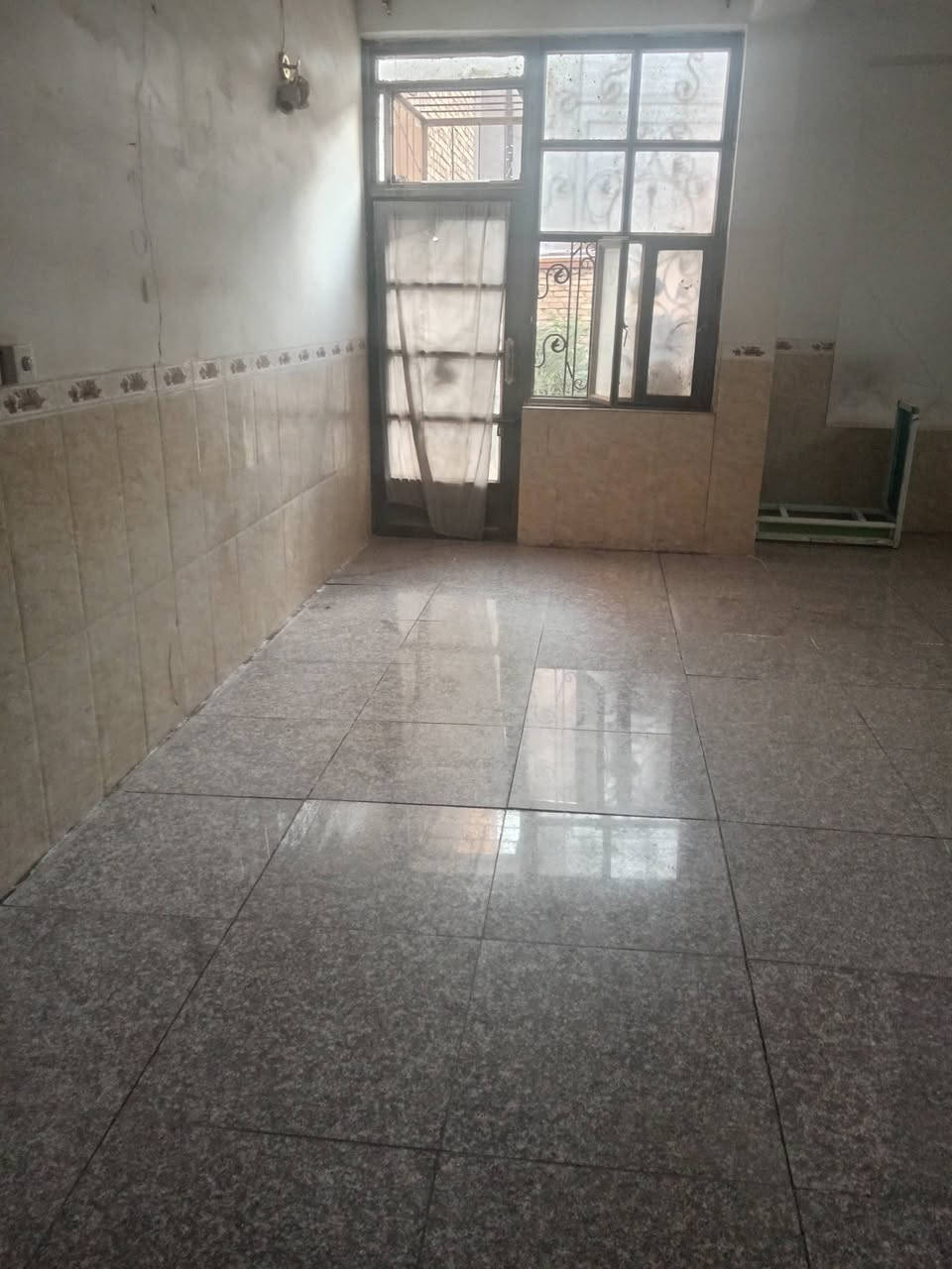 السلام عليكم
دار للإيجار
حلة حي الشاوي قرب مكتب الخضراء 
شارع تجاري ٢٠م عرض الشارع
مساحة ١٤٠ م
طابقين
طابق ارضي صالة ومطبخ وكيلدور ومجمع صحيات
طابق ثاني ٢ غرفة نوم وهول ومجمع صحيات  وصطح ثاني
للاستفسار***********
***********
*********** ابواحمد لبيع وشراء العقارات في بابل مكتب البيت الأمين حلة نادر الأولى قرب آسواق الجمل ملاحظة نستقبل جميع عروض البيع والشراء والايجار الرهن
