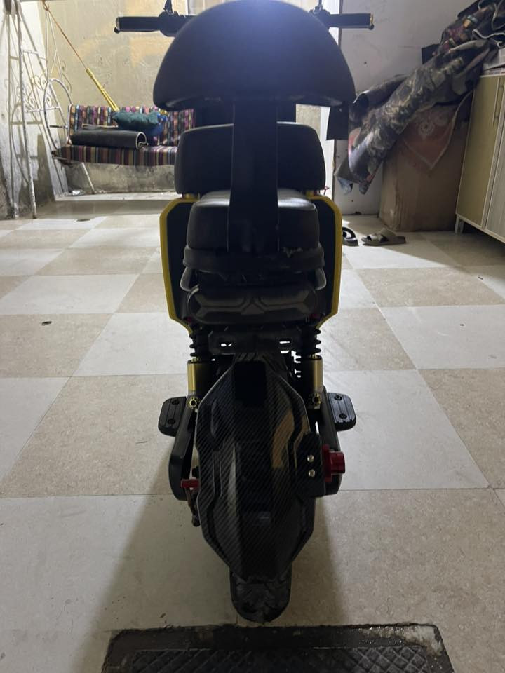 السلام عليكم دراجه شحن R11للبيع مديل 2025 اخت الجديده كفاله عامه مصروف عليه هواي الدراجه مدكر رياضي وفلاتر ماشادهن وموجود المدكر ماله لاصلي تايرات توني شادهن كلشي شغال بريكات 2 شغالات ودبلات خلفي امامي بحاله جيده ولايتات عالي ناصي واشابر كل غراضه موجوده الدراجه بعده جديده مابيه لاكسر ولا شي السعر 575وبيه مجال عنواني البصره الجمعيات رقمي ***********
