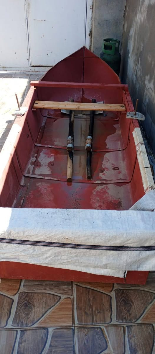 سلام عليكم بلم للبيع طول 3 متار ونص عرض 85 سانتيم ارتفاع 35 سانتيم سعر 160 الف ***********
