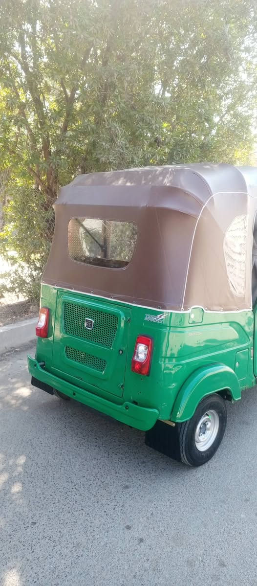 سلام عليكم تكتك البيع التكتك نضيفه مال شغل شراي يخابر مكاني بغداد  ***********
