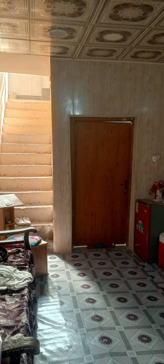 السلام عليكم من رخصت الادمن المحترم بيت ١٠٠ متر واجه خمسه والنزال عشرين في حي شهداء الموظفين طابقين يحتوي على ثلاث غرف نوم واستقبال وصاله ومطبخ وصحيات وطارمه صغيره غرفه جوه و غرفتين فوك عرض الفرع عشر امتار تبليط كافه الخدمات متوفره نوع العقار طابو صرف باسم والدتي بناء ٢٠١٠ عكاده اخوان البيت معروض ب١٥٥ وقابل للتفاوض رقمي اي استفسار ***********

