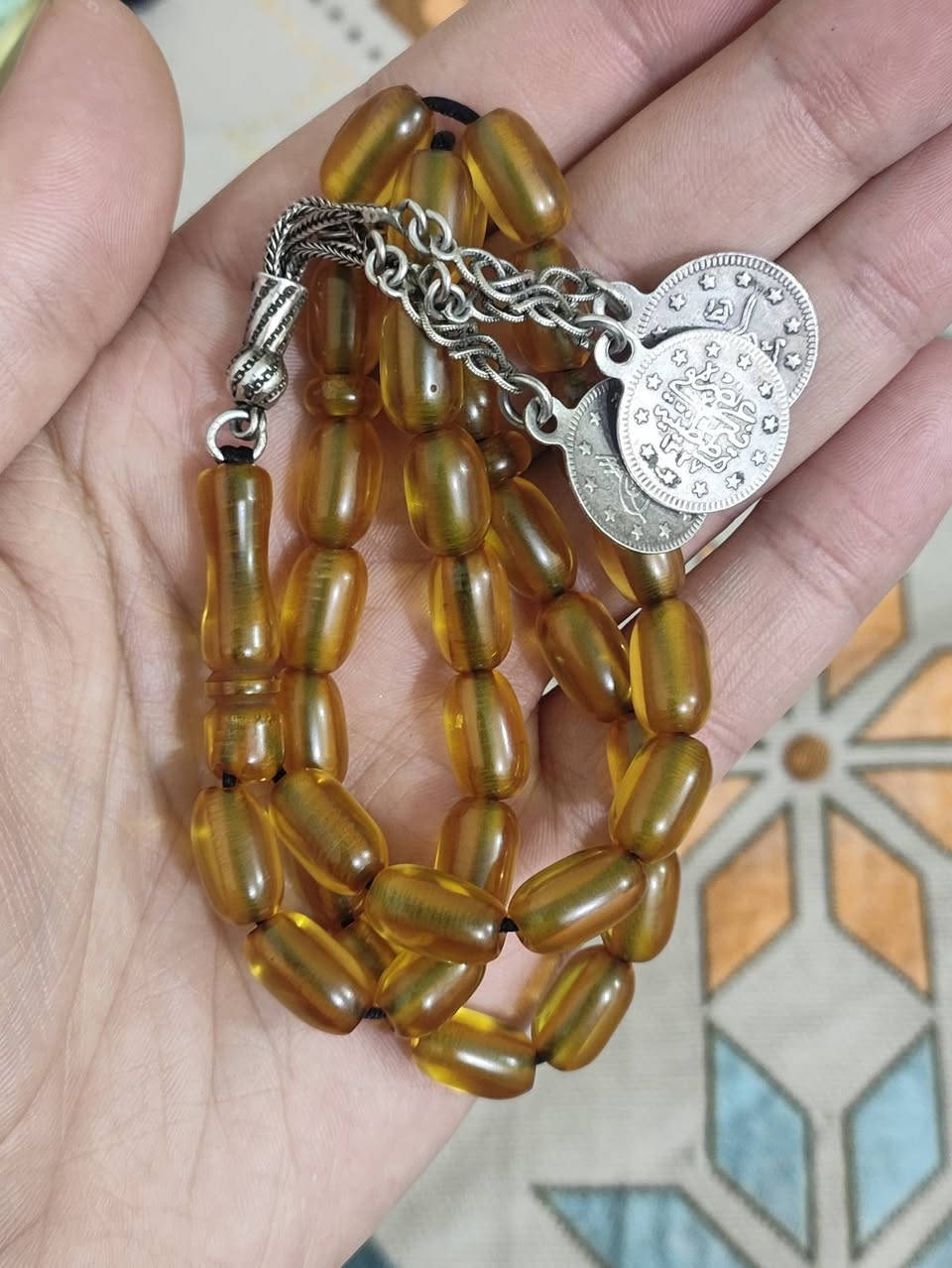 عنوزيه نواعم خام ألماني شفاف وزن بدون فضه ٣٠ غرام تقريباً
كركوشة وفواصل فضة  3 ليرات (عثمانية أصلية) عمرها (114 سنة) تقريباً من عهد السلطان محمد رشاد. مكتوب عليها .

((عز نصره ضرب في قسطنطينية)) .(أي سُكت في إسطنبول).

نضافه مسبحه تامه خاليه من اي اثار حروق .


**إذا كنت صاحب هذا الإعلان وتريد حذفه لأي سبب، رجاءا أرسل رسالة إلى الدعم الفني**