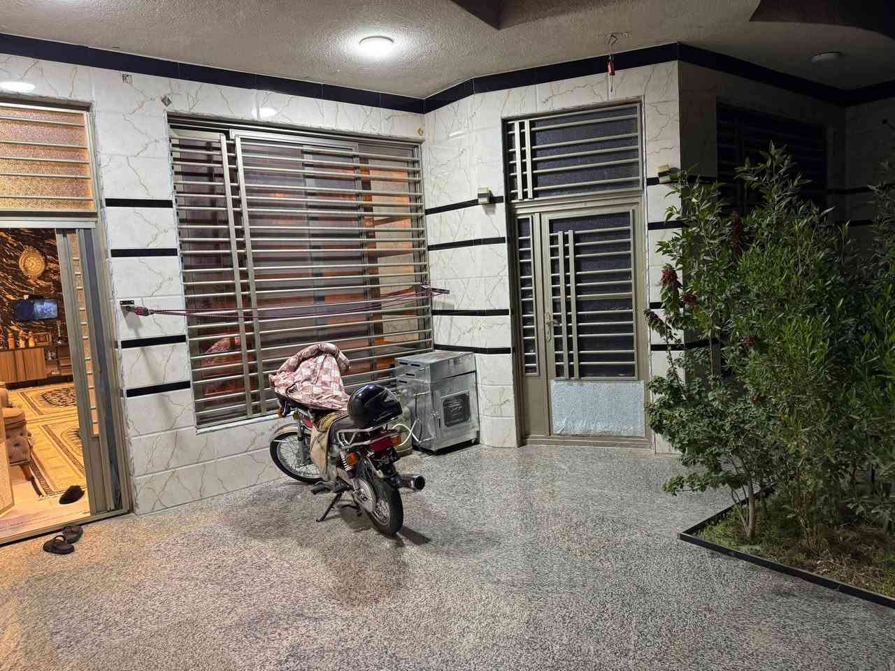 بيت للبيع كربلاء البوبيات عامود 53 طريق الزوار يبعد عن الإمام 2كيلو ثاني بيت بلفرع 
مساحته 200 متر سند 25 إقرار محكمه بناء جديد ومتعوب عليه
يحتوي على حديقه و 4 غرف و2 بالكون ومطبخ حار وبارد وسطح عالي وناصي وصالتين و3 مجاميع صحيه للأستفسار أكثر(***********)
