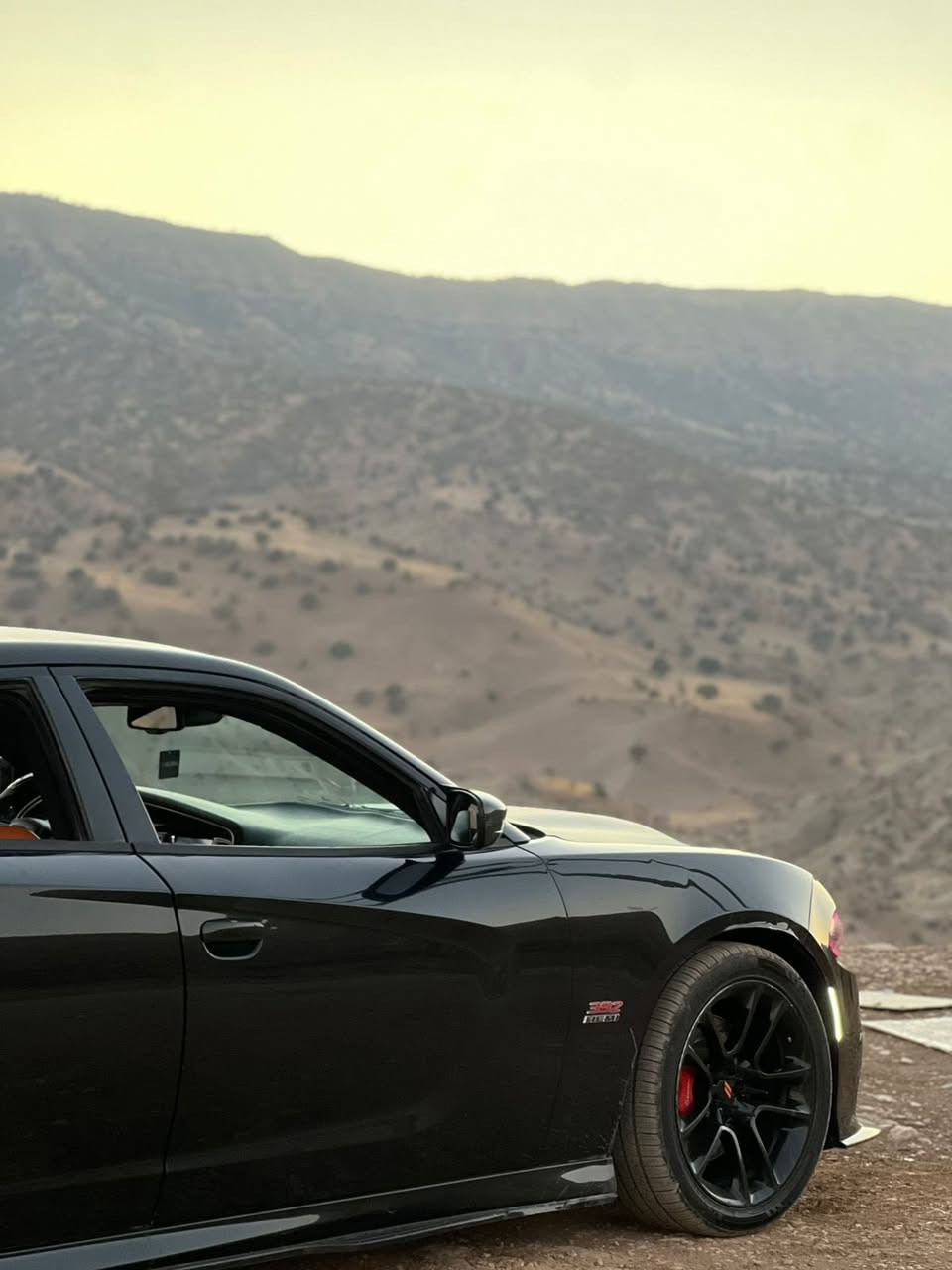 سلام عليكم 
دوج جارجر 2017/SRT/6400cc
السياره راجمه ومعروفه جديده بشكل حادثها بنيد وجاملغ مبدل بلادي بدون قطره صبغ ولا فتح  وبيها سونار المندلاوي وبيها حالوب هنا بل عراق القماره من جهت السايق والبنيد. السياره كامله للاخير ومصروف عليها كلشش هواي ماشيه ٧٠ الف فقط
سنويه ورقم جديد 

الاضفات الي عليها 
اويل كاج كان 
ميثانول 
جكات كاتباك جدد 
وسطيات slp اصلل مو تجاري
دركه كاربون فايبر RPM
شوته وهدرز 
غرفه هلكات قرميدي 
سقف روز 
لد زرع متغير اوركل 
ويل سكات ٢٠٢٢ جديد 
لحيه اماميه +دوس+زعانف+كفر مري وبيبان 
+ دفيوزر خلفي + سبايدر ريد اي + شفقه خلفيه عليها سستم كامل السياره 
عليها ولف حماوه موشميتو الاصلي 
مراوح srt مال خليجي دبل 
ادامه منضومه الراديتتر حماوه اذا تصعد لل٩٠ اخذها ببلاش للسياره 
وعليها ادامه كامله بلكات+ نوزلات وتنضيف غرف الاحتراق. 
عليها برمجه وتفريغ  الوحش ايكل نضام سيفتي كامل 
سعر السياره ١٨٨ ورقه بيها مجال بسيط للشراي والصرف المصروف عليها كلش  هواي 
مكانها بغداد  الكاظميه 
***********
