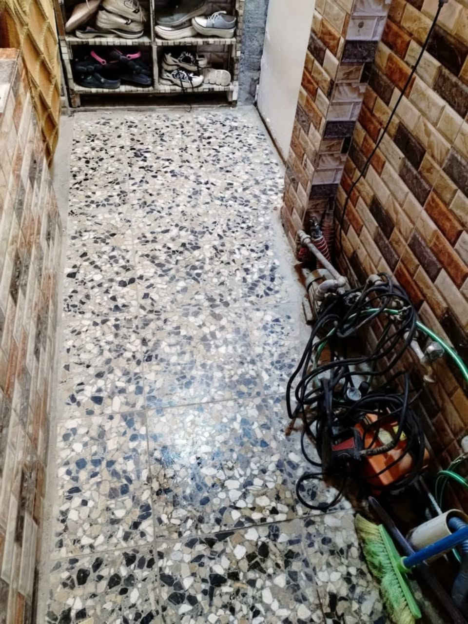 السلام عليكم بيت 50 متر للبيع شارع الغربي مقابيل قطاع السابع قرب اسواق 24 ساعه يحتوي البيت من استقبال كبير ومطبخ ومطبخ حار والطابق الثاني يحتوي من غرفه كبيره وحولي وحمام والطابق الثالث بيتونه وسطح شتايگر للاستفسار الاتصال على الرقم ***********
