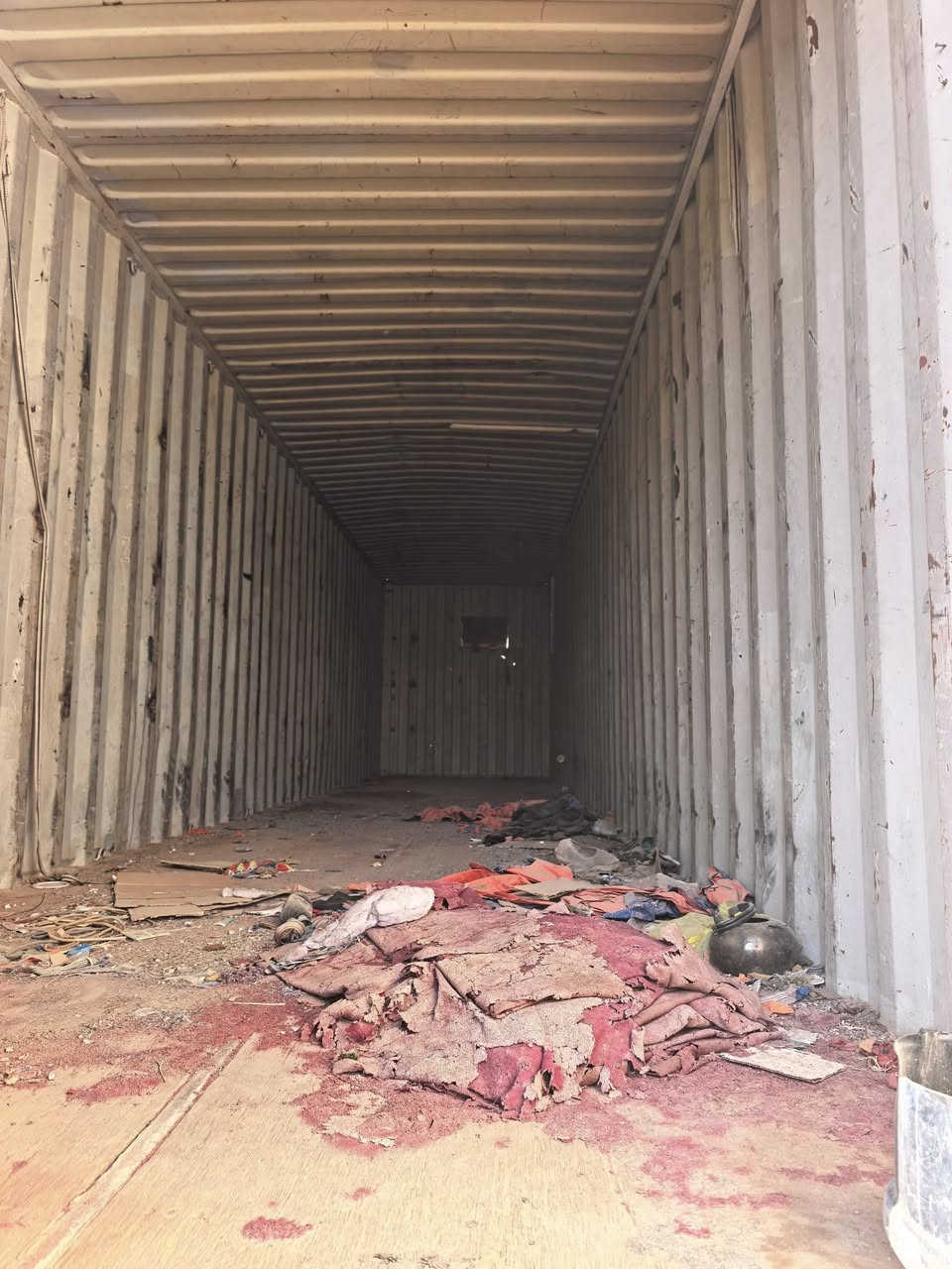حاويه طول ١٢ متر الارتفاع ٢٩٠ سم بنظافة جيده وبسعر مناسب عنوانا نجف الاشرف *********** 🧿🧿
