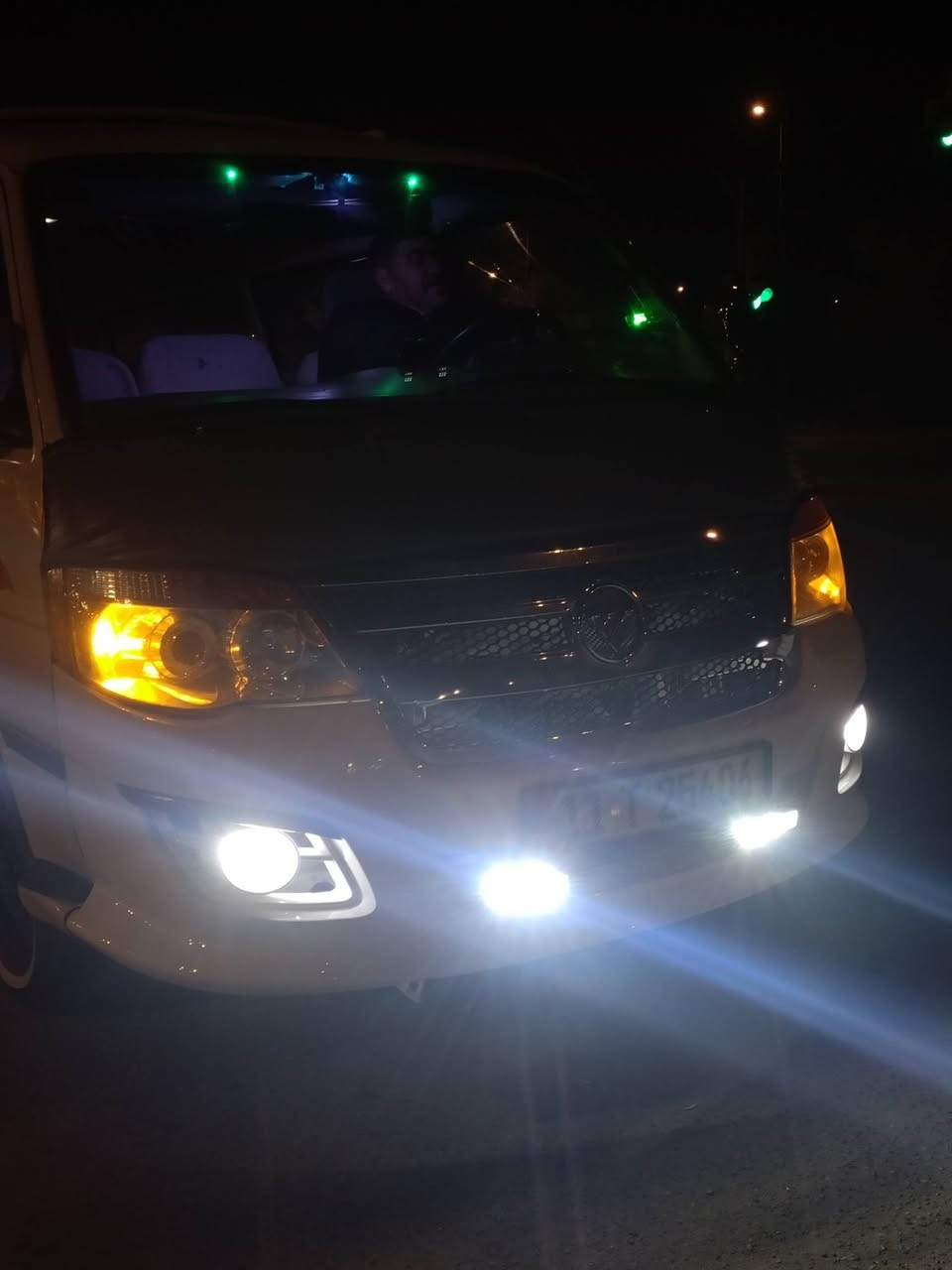 سلام عليكم فتون 2015 للبيع سياره جاهزه كير مكينه اكسل سياره حلوه وجاهزه رقم انكليزي تحويل ثاني يوم 
السعر76 وبيه مجال حك الجيه تحوي وتشوف ابعينك 
مامتواجد بل فيس رقم التلفون ***********
