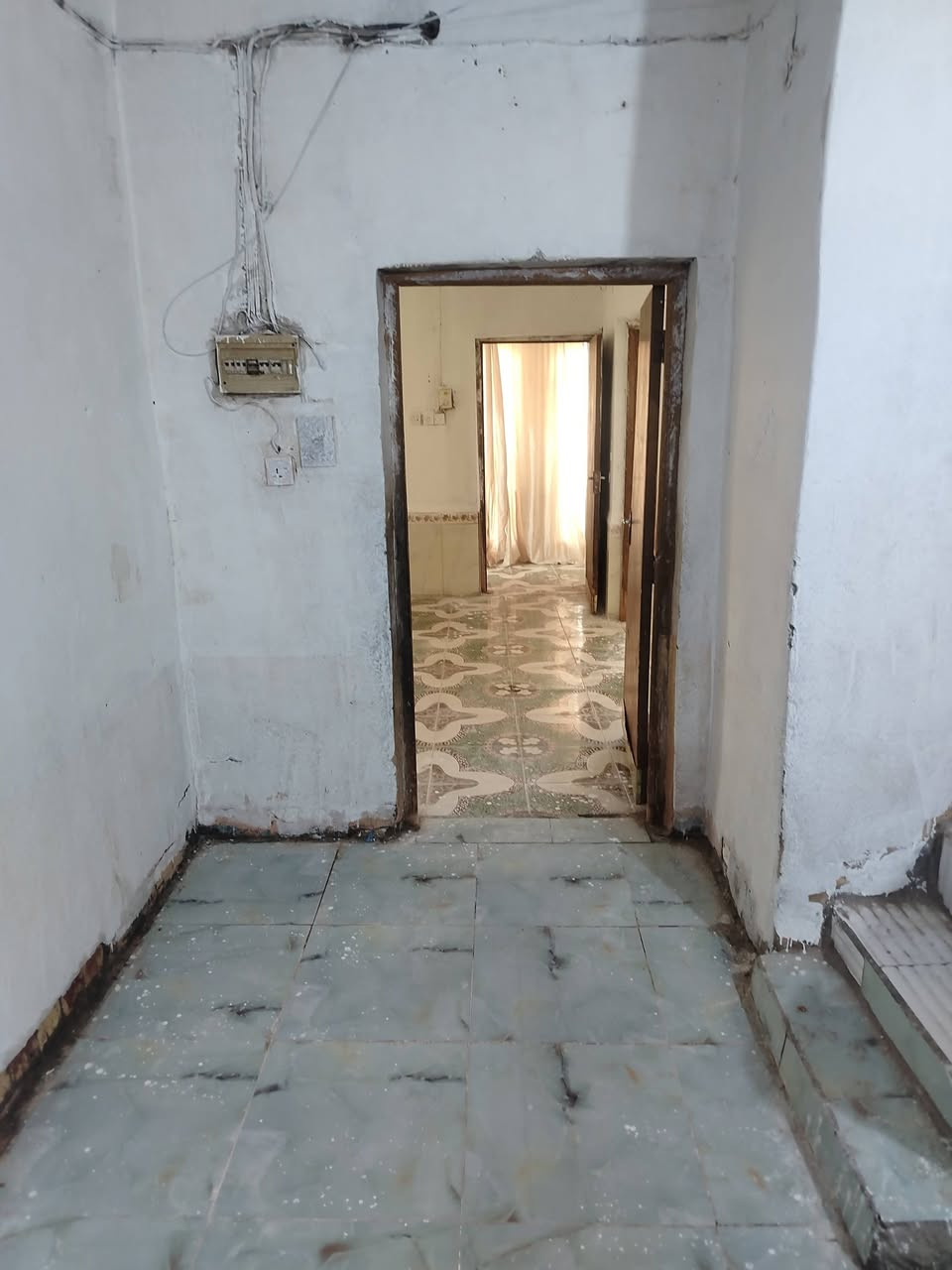 سلام عليكم بيت للايجار في حي التضحيه بيت بناء قديم بس جاهز للسكن غرفتين +استقبال +هول +مطبخ المساحه 200متر اليحب يتواصل على هاذه الرقم ***********
