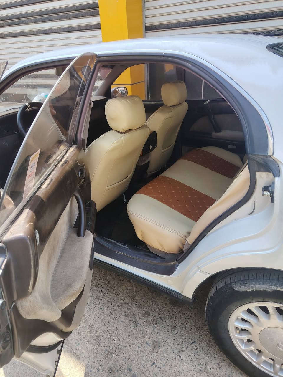 سلام عليكم بطه للبيع موديل 92 كير محرك شرط تبريد ثلج صدر جديد غرفتها جديده السياره كفاله عامه بيها مكانين صبغ يم قبق البانزين شبر وبراس الجاملغ اقل من شبر  رقم نينوي شرط التحويل السعر 53 وبيها مجال بصيط ***********
