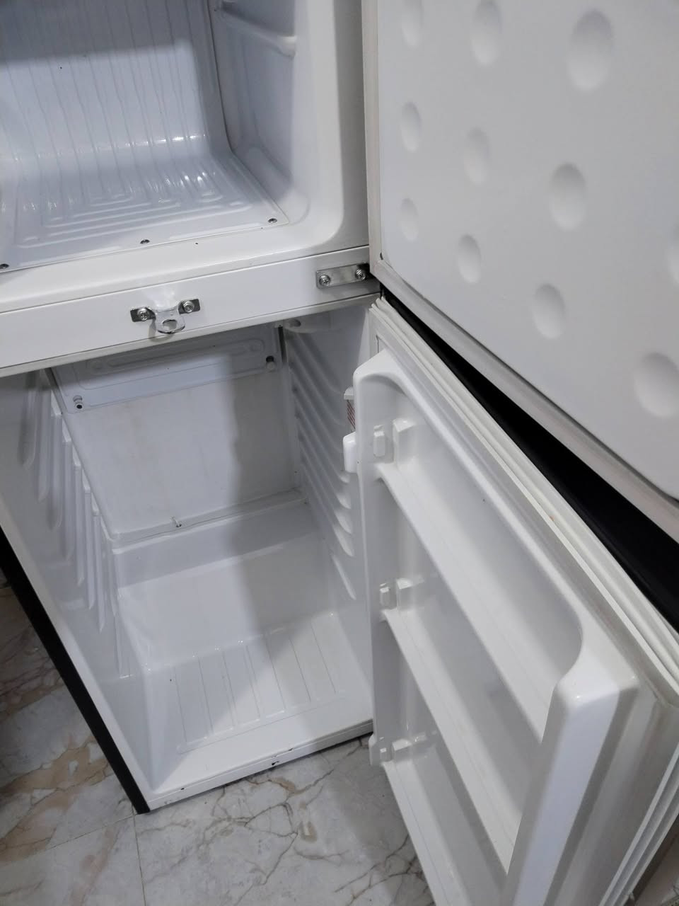 ثلاجه للبيع استعمال اشهر سبب البيع تغير اثاث جديده ثلج ١٥٠ بيه مجال بغداد البلديات ***********
