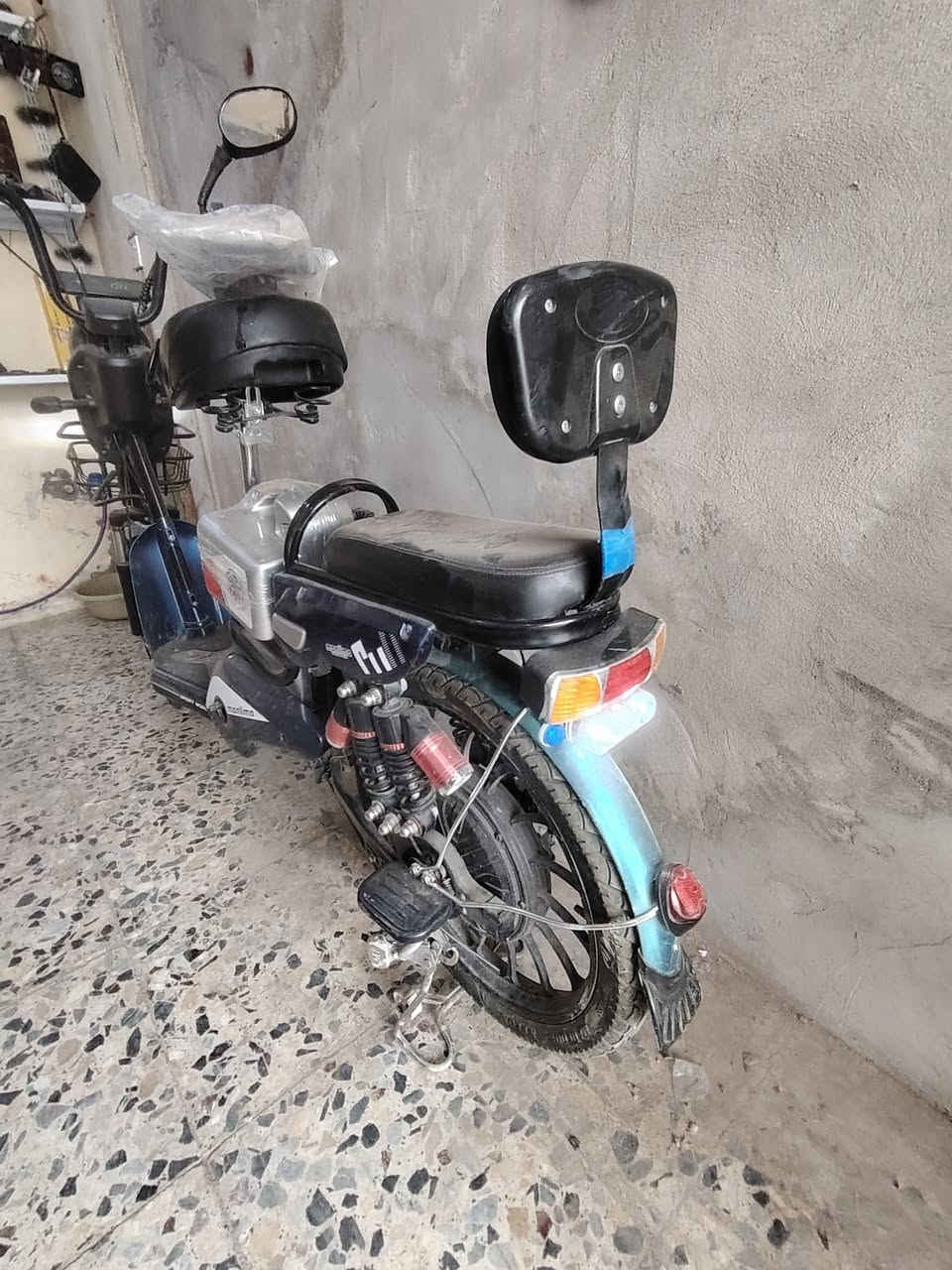 سلام عليكم دراجه حجم 20 نظيفه جدا .
4 بطاريات على الفحص تأخذهن ضمان .
تشغل بصمةَ.َ كشن قلاب َلايت عالي ناصي اشاره يمين يسار .
السعر 300.
مكاني ابو غريب مجاور مجمع بدور بغداد السكني .
***********
*********** متوفر واتساب
