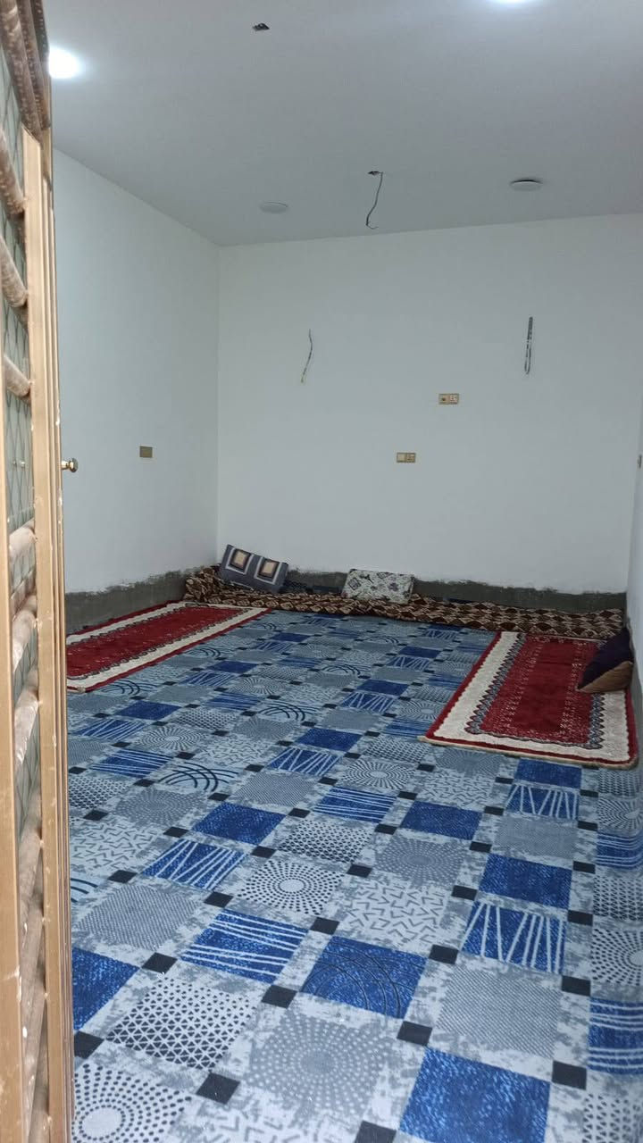 من رخصت الادمن يوجد البيت البيع غرفتين وصاله ومطبخ وستقبال وصحيات المساحه 400 طابو زراعي سند25 خدمات كامله العلكايه كهرباء ومياه وخط مولد وخط الانترنيت ضوئي ***********
