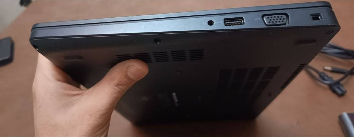 لابتوب dell (جيل السابع) للبيع
المعالج core i5 (الجيل السابع)
الرام  حجم 8  كيكا
الهارد (Ssd)   حجم 256 كيكا
كرت الشاشه  (Intel uhd 520)  حجم 128mb
الشاشه حجم 15.6 انج ضد التوهج والانعكاس حواف نحيفه 
باتري ليثيوم ٦ خلايا شحن سريع 65 واط وشاحنته  
  بيهه منفذ تايب سي  ورام وسيم كرت 
السعر ٢٠٠ الف أو مراوس بأيباد


**إذا كنت صاحب هذا الإعلان وتريد حذفه لأي سبب، رجاءا أرسل رسالة إلى الدعم الفني**