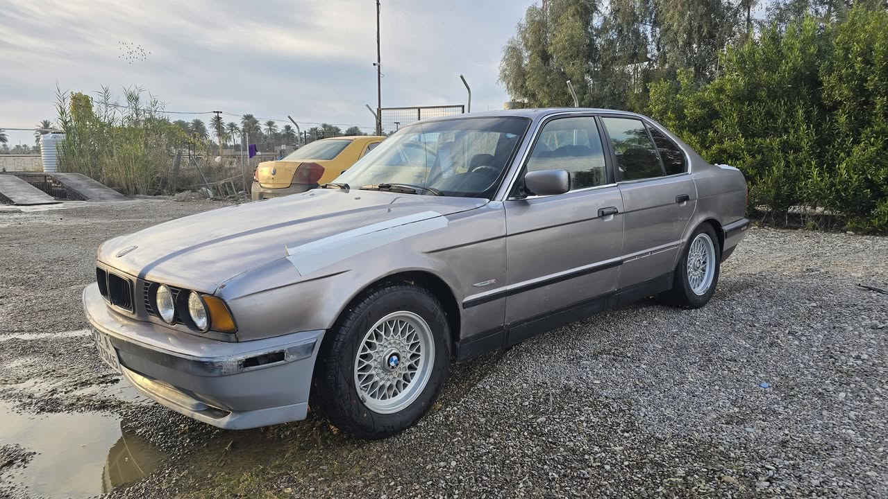 السلام وعليكم احبتي السعر 48بي مجال
‏Bmw  لون رصاصي   

 525 اصل فصل 

موديل91 بلاد 

رقم اربيل جديد دولي    وكاله عامة محرك مسكر 

كير اوتو ماتيك تبريد

السيارة جاهزة مابيهه نقص

4 تايرات جديده

حدادية ورا وكدام بشرط

كير محرك جديد مكفول 

تحويل ثاني يوم 

***********
مكان السياره ديالى خانقين
