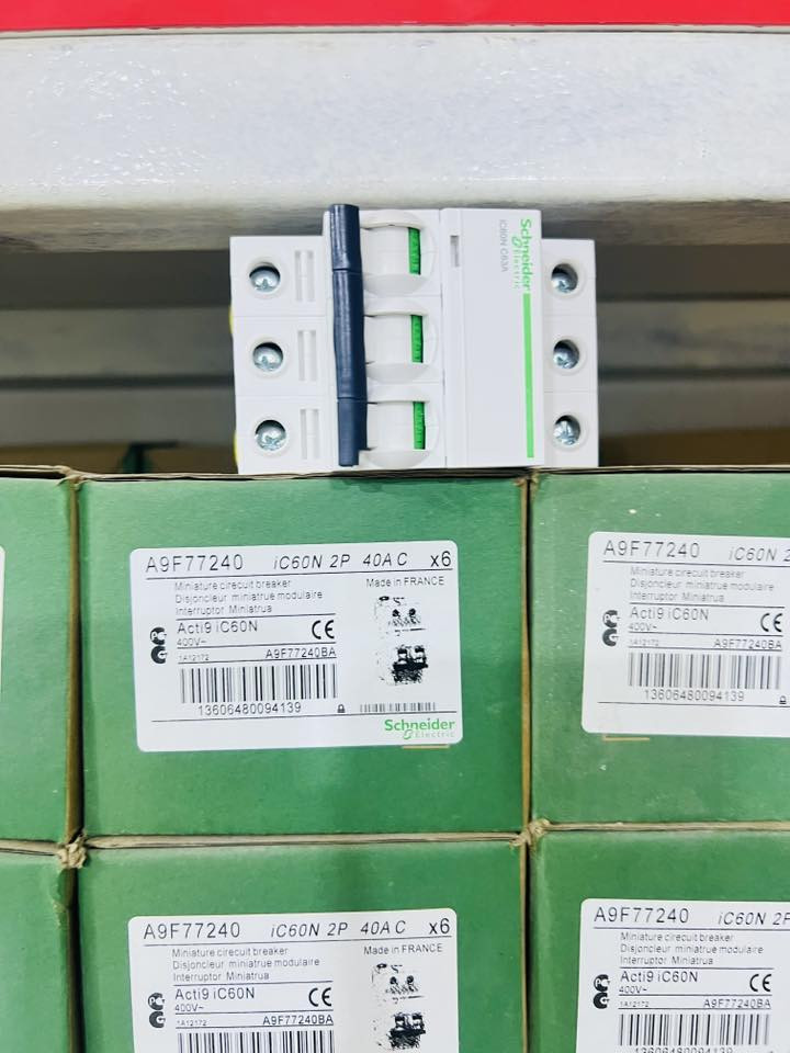 سلام عليكم ورحمة الله وبركاته يتوفر لدينا كونتكتر شنايدر 1000A تجاري واصلي +جوزان ومنجرات جميع الامبيريه استفسار *********** بغداد شورجه عكد النصاره شركة الابداع
