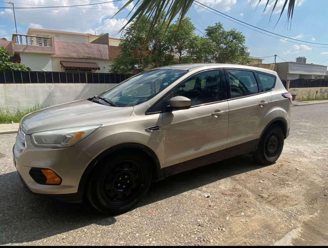 فۆرد ئیسکەیپ Ford Escape مەکینە 2.5 مـەرغوب
مۆدێل ٢٠١٧
٣ پارچة و بستيك لة چةمةلغي دواوة 
( پيش و پشتي كةپس)
چوار تايةي نويي لةسةرة 
سعری ١١٤ وەرەقە و کەمێک معامەلە

للبيع: فورد إسكيب 2017
• المحرك: 2.5 لتر (المرغوب).
• الحالة: بجم كبس 
3 قطع صبغ + شبر في التكملة الخلفية.
• الإضافات: 4 إطارات جديدة.
• السعر: 114 ورقة (معاملة بسيطة).

0750/// 5795727 أربيل, العراق
