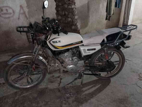 سلام عليكم دراجه سولنك موديل23 مامفتوحه.دراجه.متروكه.السعر450تصل وبيك خير ودال رقم ***********
