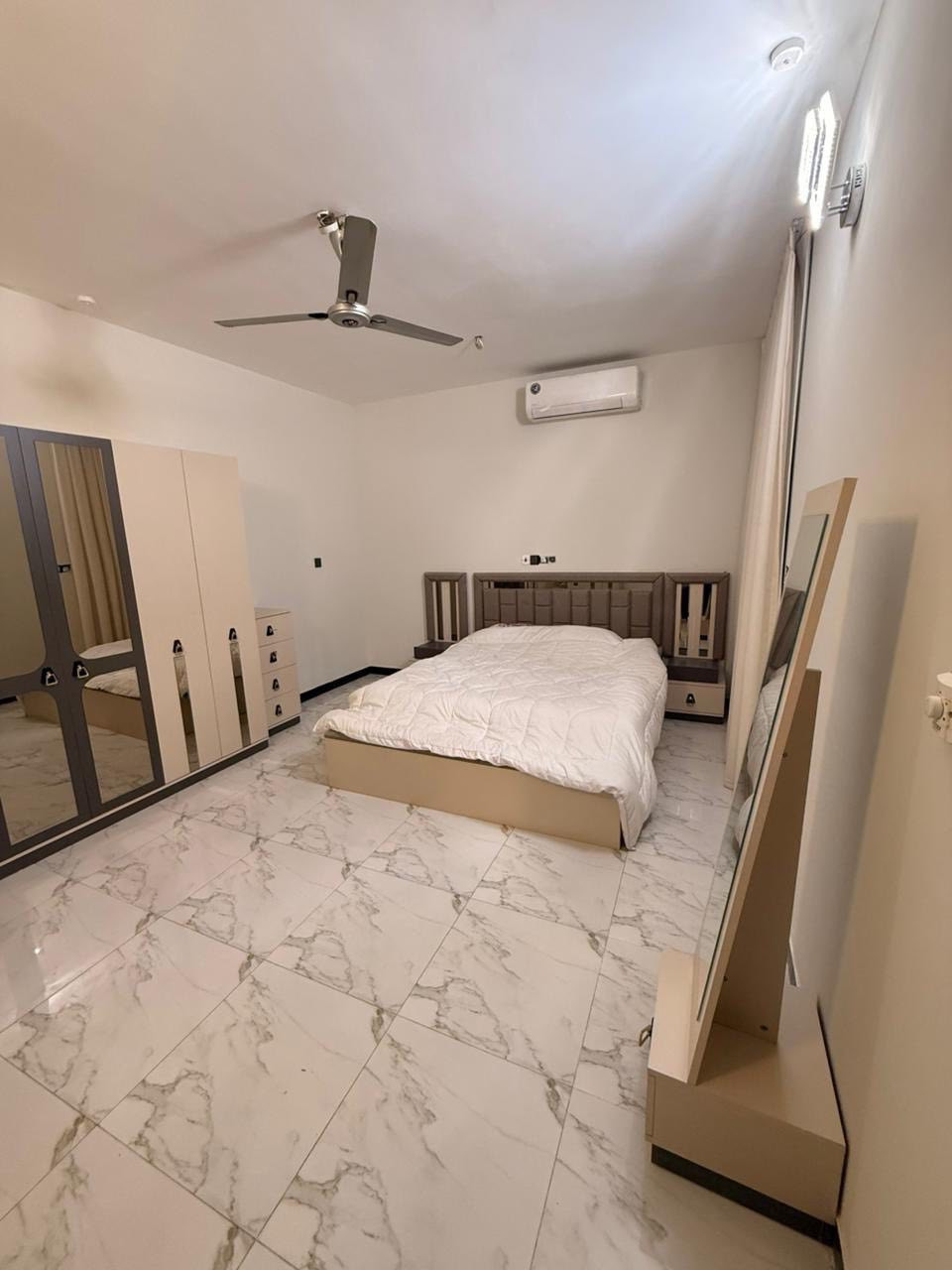 🏡 فرصة مميزة للإيجار في قلب المنصور – حي المتنبي

شقة أنيقة ومؤثثة بالكامل، طابق ثاني، جاهزة للسكن فورًا 🌟
تم اختيار الأثاث من أجود الأنواع ليوفّر لك الراحة والذوق الرفيع.

مواصفات الشقة:
✔️ صالة كبيرة وواسعة
✔️ مطبخ متكامل
✔️ غرفتا نوم مريحتان
✔️ خدمات صحية
✔️ موقع هادئ ومميز

📍 المنصور – حي المتنبي
خيار مثالي للعائلات أو الباحثين عن السكن الراقي.

📞 للاستفسار والتفاصيل أكثر:***********

‎#عقارات #المنصور #شقة_مؤثثة #بغداد
