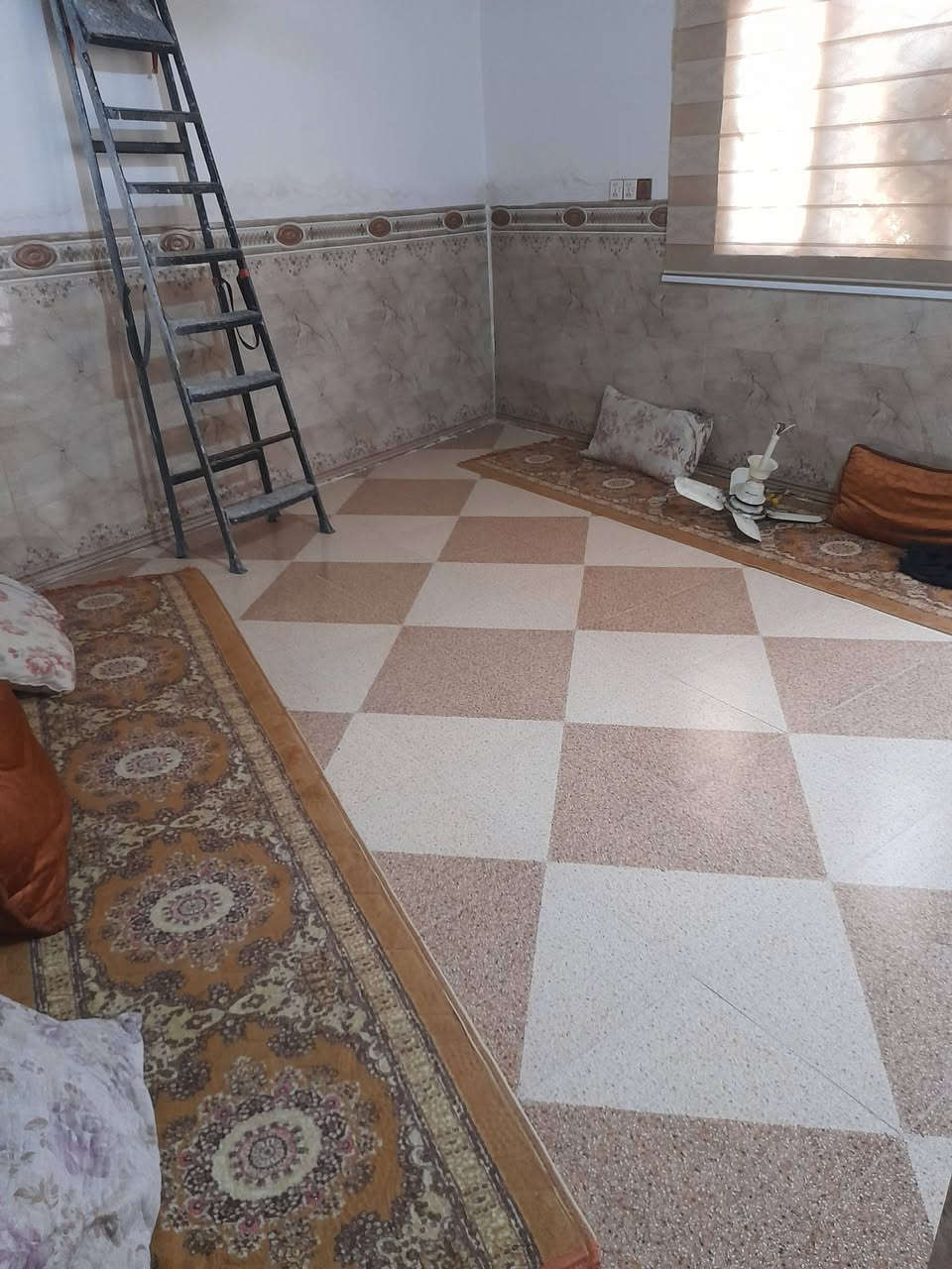 سلام عليكم 
بيت للبيع مساحه ١٠٠ متر يحتوي على غرفه وصاله واستقبال وصحيات خارجيه وداخليه ويوجد ترك على طول البيت سند ٢٥ زراعي في منطقه فريحه قرب الجامعه فرع الجبور قريب على الشارع العام مسلح وبناء بلوك  خدمات ماء كهرباء السعر ٦٢ مليون وبي مجال انشالله الاستفسار على هذا الرقم ***********
