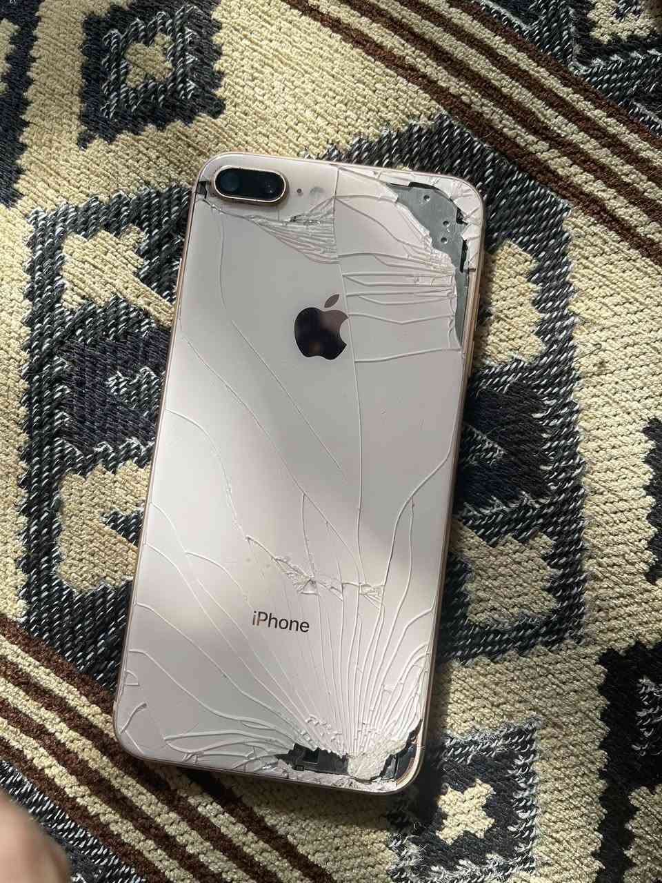 لسلام عليكم 
للبيع  iphone 8plus 
ذاكره 64
مبدل شاشه فقط والضهر مفطور سعره 70الف 
السكن بغداد حي اور
الهاتف***********
