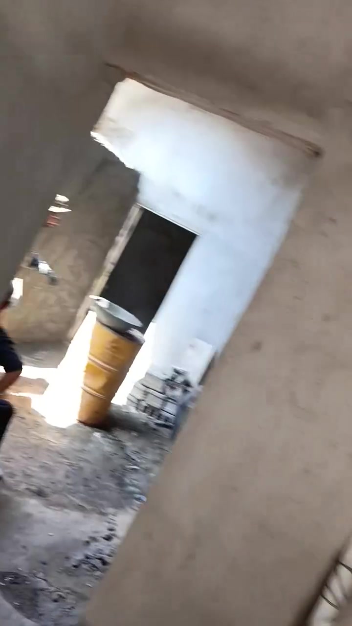سلام عليكم عندي بيت بكربلاء منطقه الزبيليه طابو زراعي سند 25 للبيع مساحته 100
سقف عگاده بيه غرفه وصاله ومطبخ   وحمام خارجي والحوش جان بيه ديوانيه وفلشته يتسع ينبني بيه ديوانيه للتواصل *********** وهذا الفديو من جنه نشتغل بيه
هنا الحمام بنيته وفلشته
