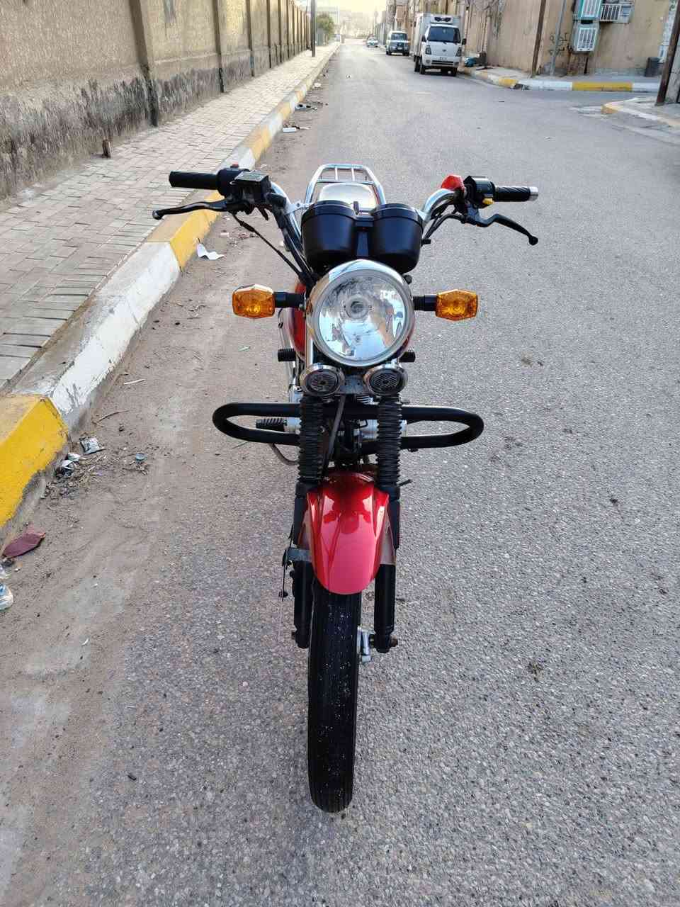 السلام عليكم للبيع دراجة دايمون عظم موديل 2018 اوراقه كاملة واصولية وباسمي دراجة جديدة وكاملة نقصه بس رولة مكاني كربلاء _القادسية السعر 750الف وبيه مجال بسيط. 
تلفون ***********
