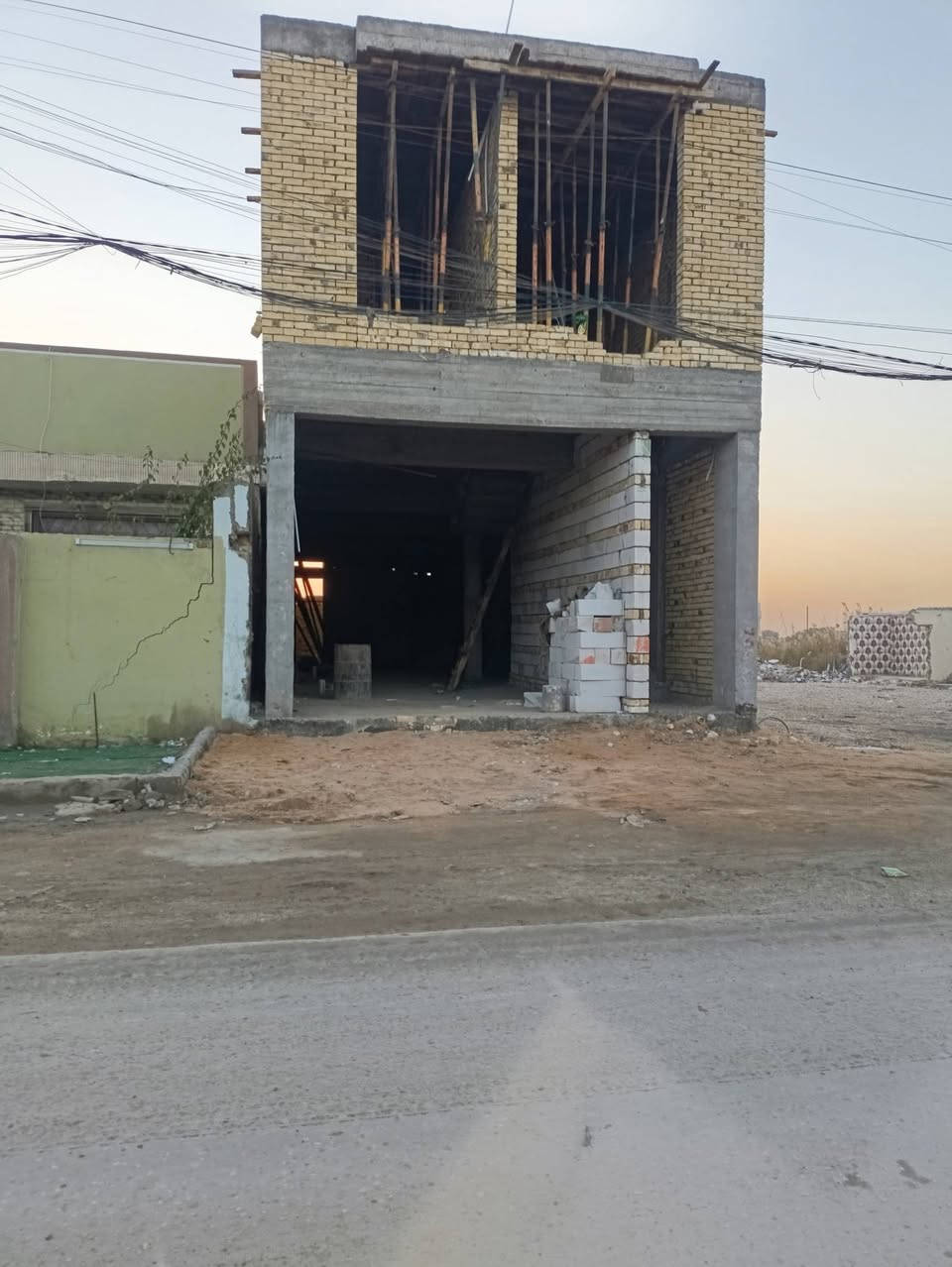 السلام عليكم. 🌿
عمارة للبيع

▪️ المساحة: 150 م

▪️ الواجهة: 6 م

▪️ النزال: 25 م

▪️ شغل درجة أولى بإشراف مهندس

▪️ طابو زراعي – سند 25

🔹 الطابق الأول: قاعة مفتوحة + صحيات نساء ورجال

🔹 الطابق الثاني: مصعد ونج الأغراض + مكتب + شقة... 

العنوان +معاره أولا لاستدار علي جهه اليسار 

📞 للاستفسار: ***********
