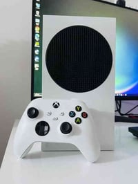 اكسبوكس سيريس اس نظيف كلش واستخدام قليل مع كامل الملحقات بدون اي نقص و...