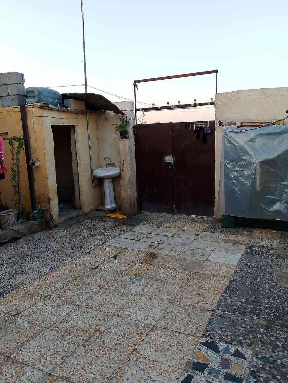 السلام عليكم بيت للبيع مكانه تقاطع حي البتول بدايه السياحه حي السكن متكون من كراج كبير ستقبال واصاله مطبخ غرفة نوم  السكف سندويش والستقبال عكاده مساحه 150 خدماته مي كهرباء مجاري تبليط قريب عل شارع  كلشي متوفر بصفه مدارس ومستوصف وسوك بناء بلوك ورفت صب  سعره 19 وبيه مجال مستعجل علا بيعته عندي ضرف الله شاهد     ***********
