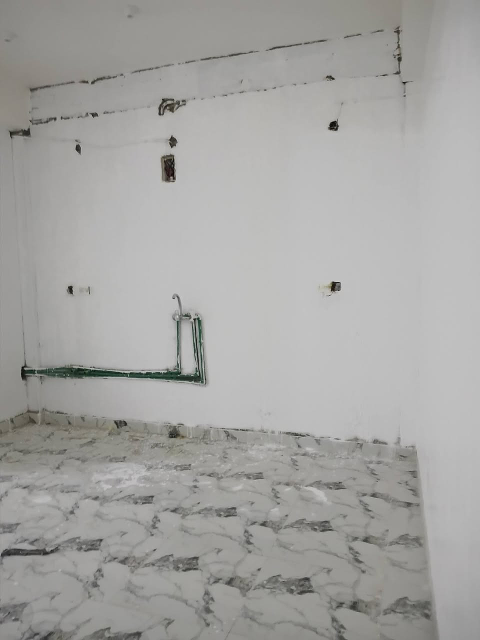 شقه للايجار طابق ثاني ١٠٠متر في حي النداء شارع ٣٠قريبه جدا على شارع كربلاء تتتكون من غرفه وصاله واستقبال ومطبخ وصحيات الشقه نضيفه جدا سعر الايجار ٢٠٠الف للشهر الواحد للاستفسار ***********
