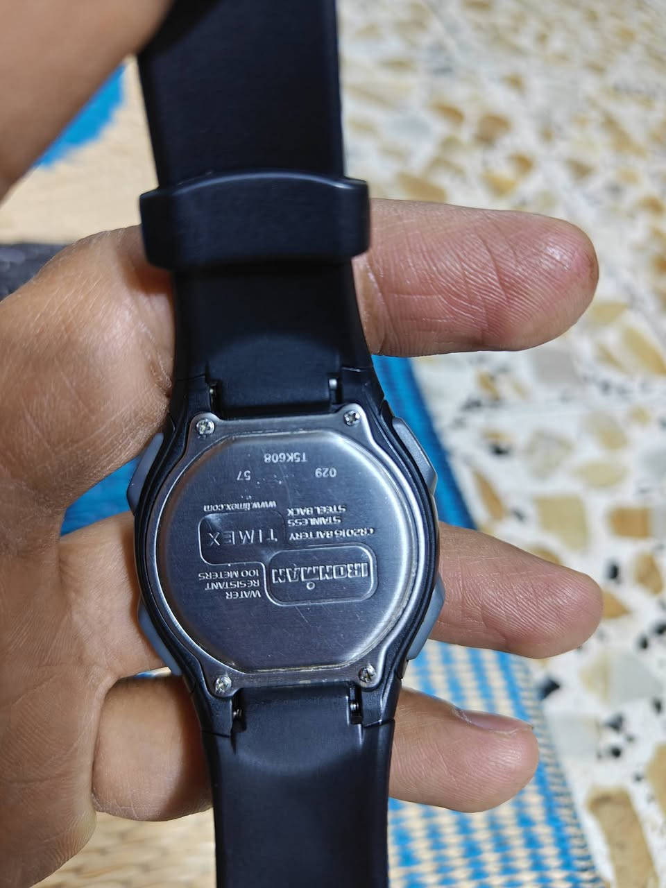 هاي ساعة *Timex Ironman Triathlon 10 LAP WR 100M* - من أشهر ساعات الرياضة الكلاسيكية.
1. *التفاصيل التقنية*
- *الموديل*: غالباً T5K525 أو قريب عليه، مكتوب عليها "10 LAP" يعني تخزن 10 لفات
- *مقاومة الماي*: WR 100M = تتحمل لحد 100 متر، سباحة وغطس خفيف أوكي، بس مو غطس عميق
- *الإضاءة*: *Indiglo* - تضغط الزر تضوي الشاشة كلها بلون أزرق مميز، مكتوب INDIGLO على اليمين
- *الوظائف*:
    - كرونوغراف 100 ساعة مع ذاكرة 10 لفات
    - تايمر عد تنازلي 24 ساعة
    - منبه قابل للتعديل + منبه غفوة تلقائي
    - تقويم يوم، تاريخ، شهر
    - توقيت 24 ساعة و 12 ساعة
    - منطقتين زمنيتين
- *التصميم*: هيكل ريزن أسود خفيف، حزام ريزن، شاشة ديجيتال واضحة جداً
- *الحجم*: حوالي 40 ملم قطر، سمك 15 ملم
2.
3. *شنو يميزها؟*
هاي ساعة "beater" يعني تخليها باليد وما تخاف عليها. سهلة جداً بالضبط، أزرار كبيرة، وشاشة واضحة حتى بالشمس. محبي الجري والسباحة والترايثلون يحبونها لأن ضبط اللفات بيها سهل كلش.

*ملاحظة*: من الصورة البطارية شغالة والتاريخ الثلاثاء 14-05 والوقت 9:29 مساءً.

السعر 50 الف مكاني بغداد قرب معارض الحبيبية رقمي ***********
