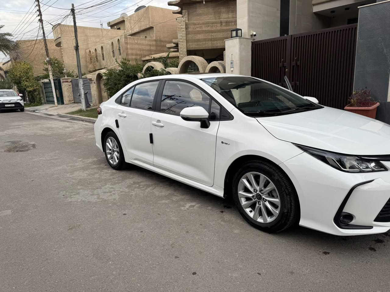 � للبيع كورلا 2025 وارد الصين 🚗
▫️ اللون: أبيض
▫️ داخل: جلد أحمر
▫️ القير: أوتوماتيك
▫️ العداد:21,000 كيلو
▫️ كشن كهرباء
▫️ الحالة: نظيفة جداً

✨ المواصفات:

 • شاشة
 • كاميرا خلفية
 • تحديد مسار
 • بلوتوث + USB
 • مثبت سرعة
 • دخول ذكي
 • مرايا كهرباء
 • تكييف قوي
 • إيربگ

🔥 المميزات:

 • السيارة ما تحتاج شي
 • مشيها ناعم
 • اقتصادية بالبنزين
 • فحص بأي مكان

💰 السعر: (158 ورقة)
📍 الموقع: (السيدية)
📞 للتواصل: (***********)
