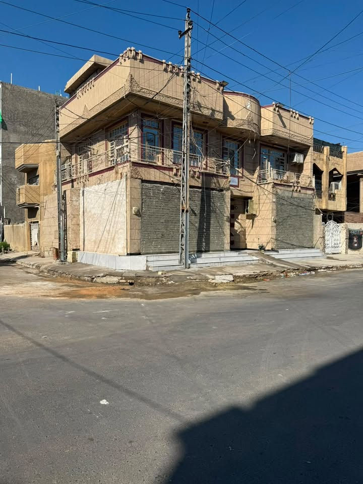 السلام عليكم بيت للبيع في البياع شارع (3) ركن مساحة العقار 120 متر مكون من 4 غرف وغرفه طابق الاخير للاستفسار الاتصال ***********
