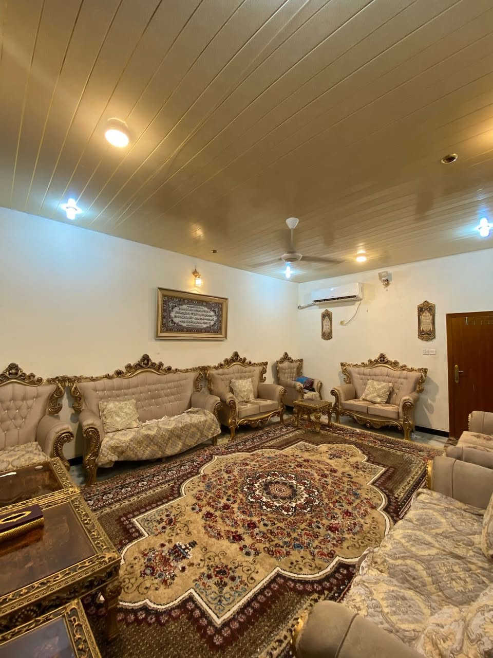 دار للبيع  طابو صرف 200 متر 
الموقع حي الحسين قرب ثانوية الكندي 
البيت طابقين الطابق الأول
 استقبال مع غرف نوم اثنين مع صاله ومطبخ حار وبارد 
الطابق الثاني 4 غرفة نوم مع  حمامات  اثنين مع صاله  
علما ان البيت مقابل ساحة خضراء حديقه 
سنة البناء 2008 وتم ترميمه حديثاً


**إذا كنت صاحب هذا الإعلان وتريد حذفه لأي سبب، رجاءا أرسل رسالة إلى الدعم الفني**